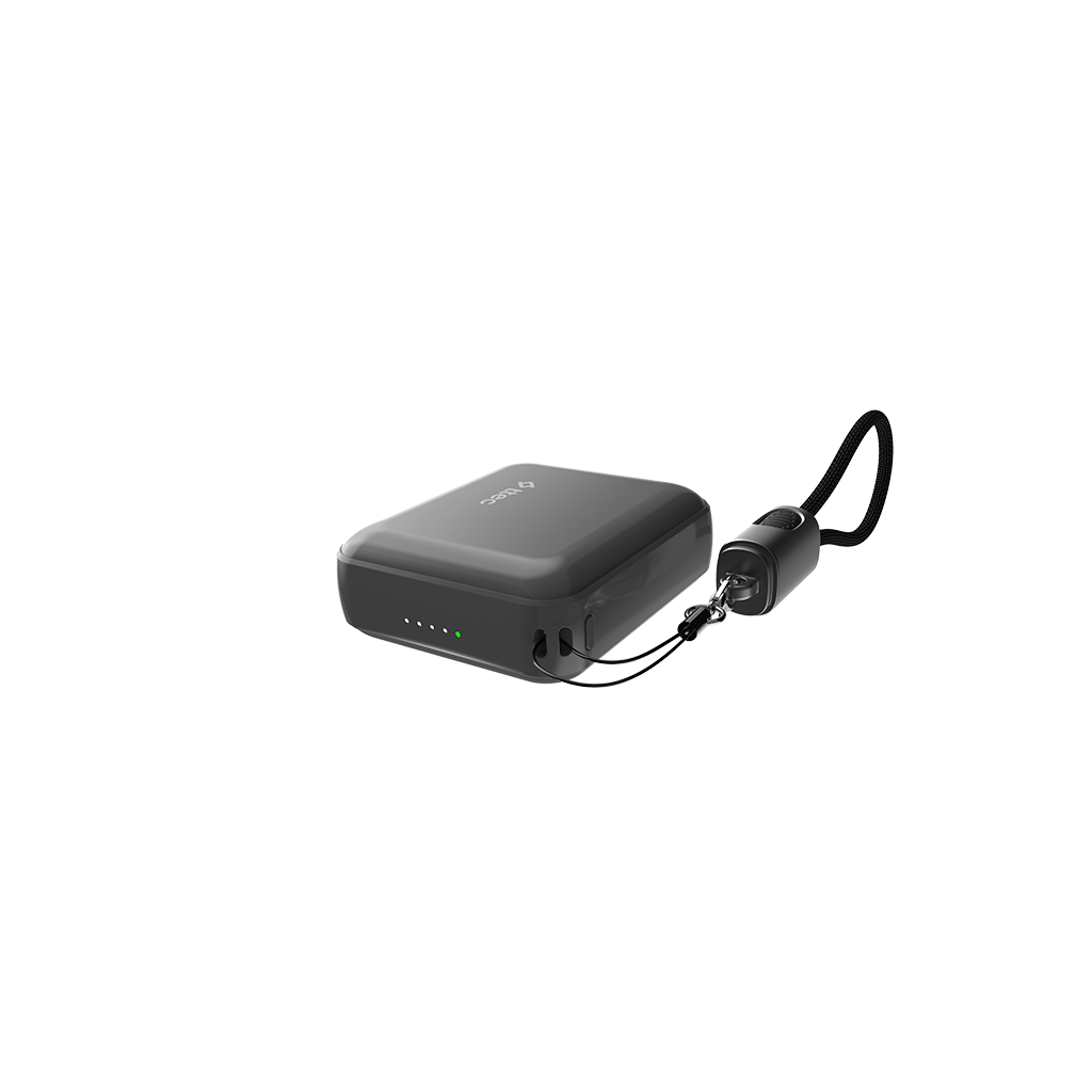 Siyah kayış ve şarj portu bağlantılı koyu gri bir powerbank. Pil seviyesini gösteren dört yeşil ışığı vardır.
