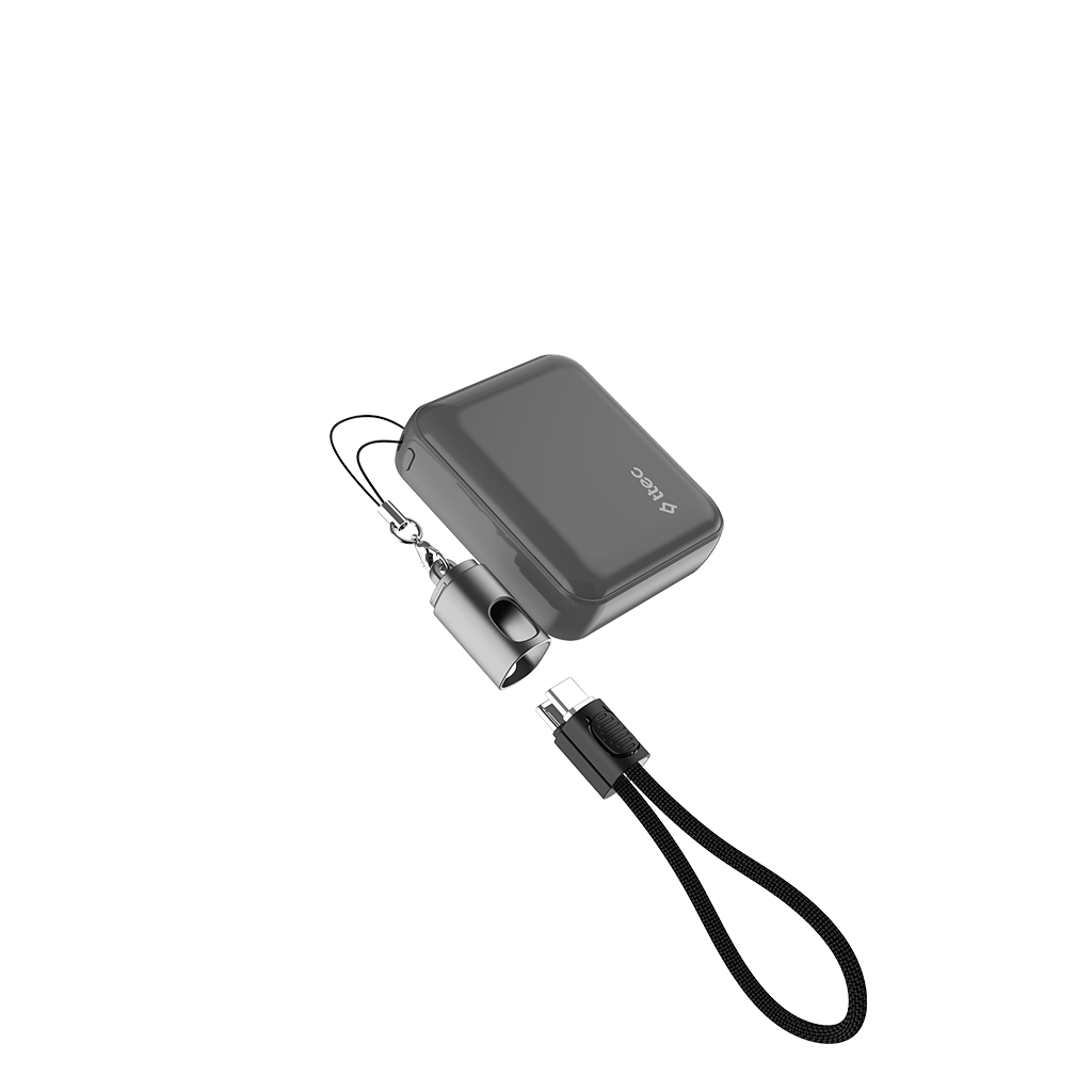 Beyaz zemin üzerinde, gümüş renkli bir eklenti ve siyah bir kabloya sahip gri bir powerbank.