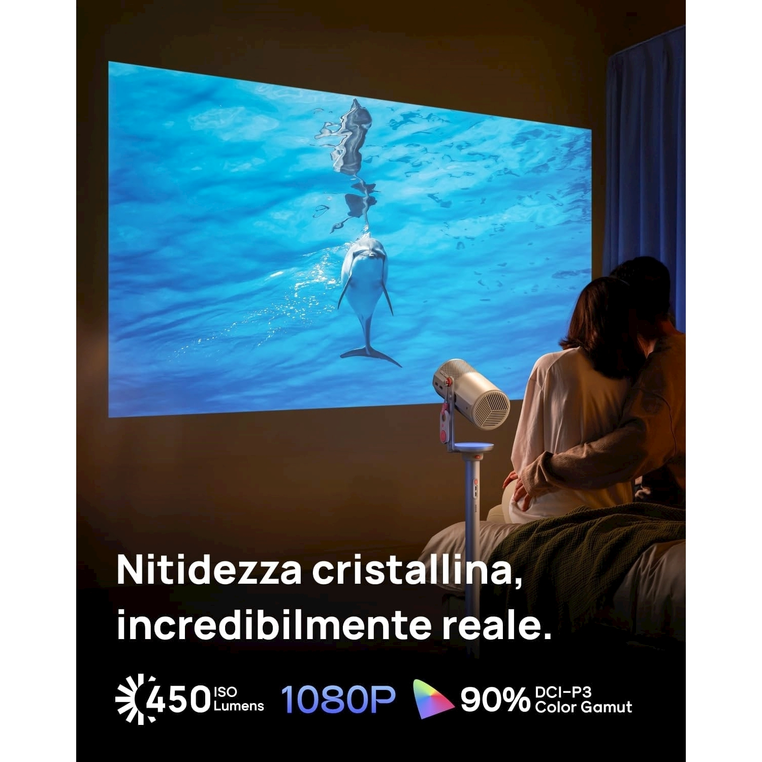 Una coppia guarda un video di delfini proiettato su uno schermo. Un proiettore è di fronte a loro, con specifiche e testo.