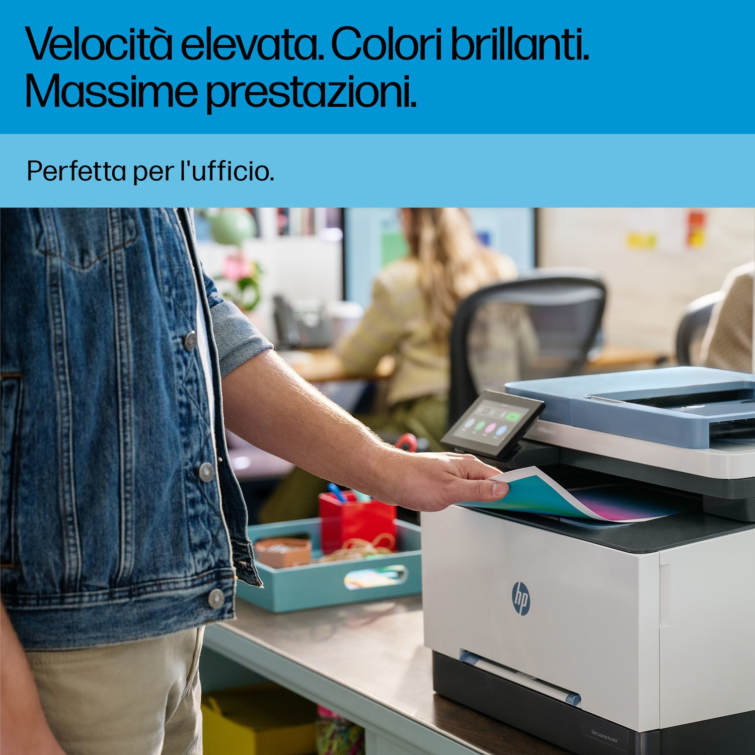 Una persona usa una stampante HP in un ufficio. La stampante è bianca e blu. Il testo in alto dice: alta velocità, colori brillanti.
