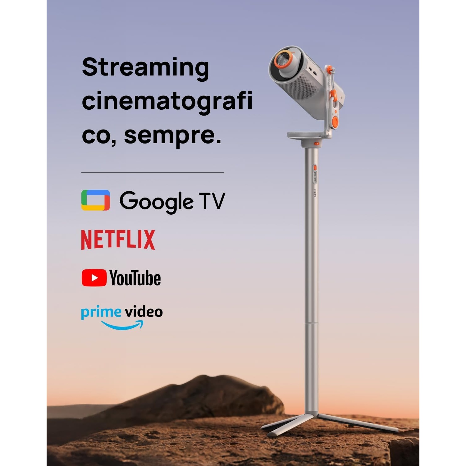 Un proiettore su un supporto è mostrato. Sono presenti i loghi dei servizi di streaming. Lo sfondo è una scena desertica con cielo azzurro.