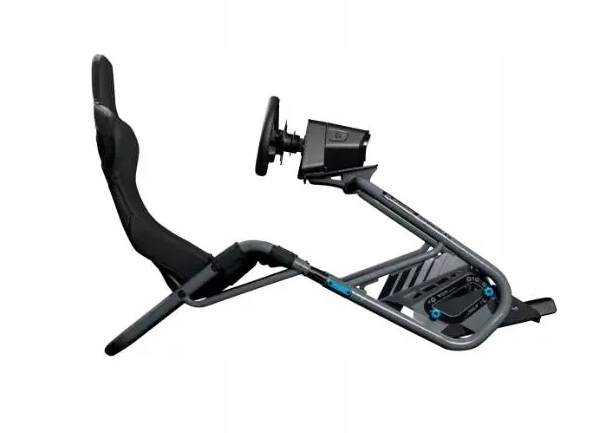 Fotel gamingowy z kierownicą i czarnym siedziskiem. Szara metalowa rama i czarna kierownica na białym tle.