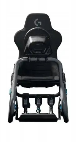 Czarny fotel gamingowy z pedałami i kierownicą. Krzesło ma logo Logitech na górze.