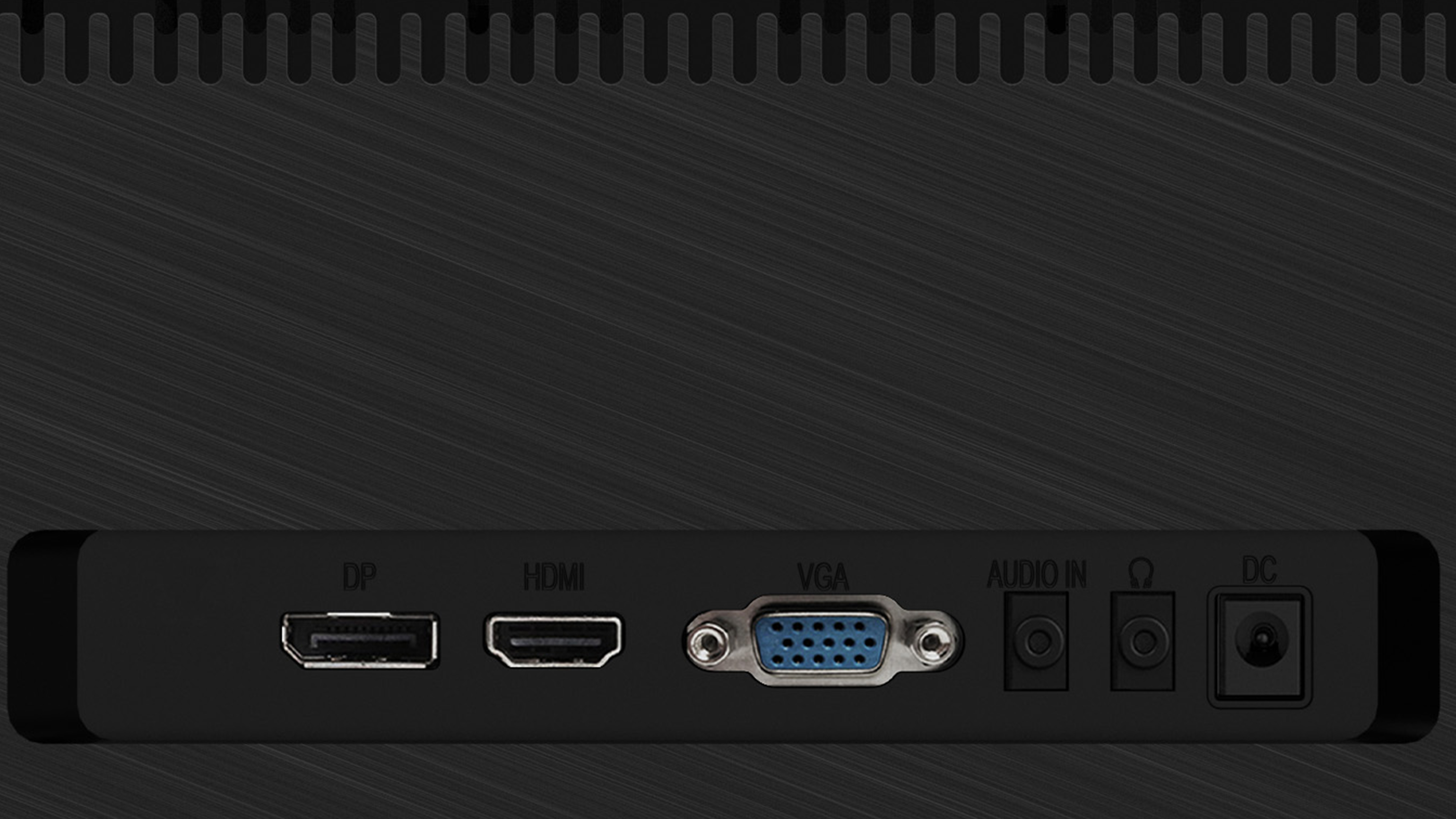 Panel negro con puertos: DP, HDMI, VGA, Audio In, un símbolo y alimentación DC. Fondo oscuro con textura.