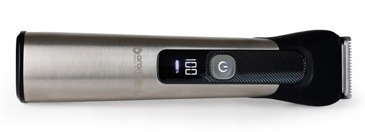 Srebrno-czarna elektryczna maszynka do włosów. Wyświetlacz cyfrowy pokazuje 100% baterii. Widoczny przycisk zasilania. Ostrze na jednym końcu.