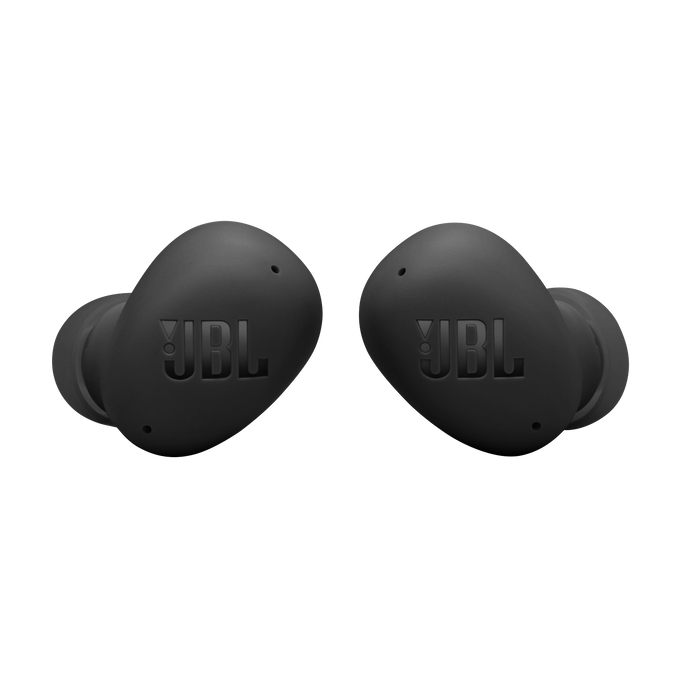 Két fekete JBL fülhallgató fekete háttér előtt. A JBL logója látható mindegyik fülhallgatón.