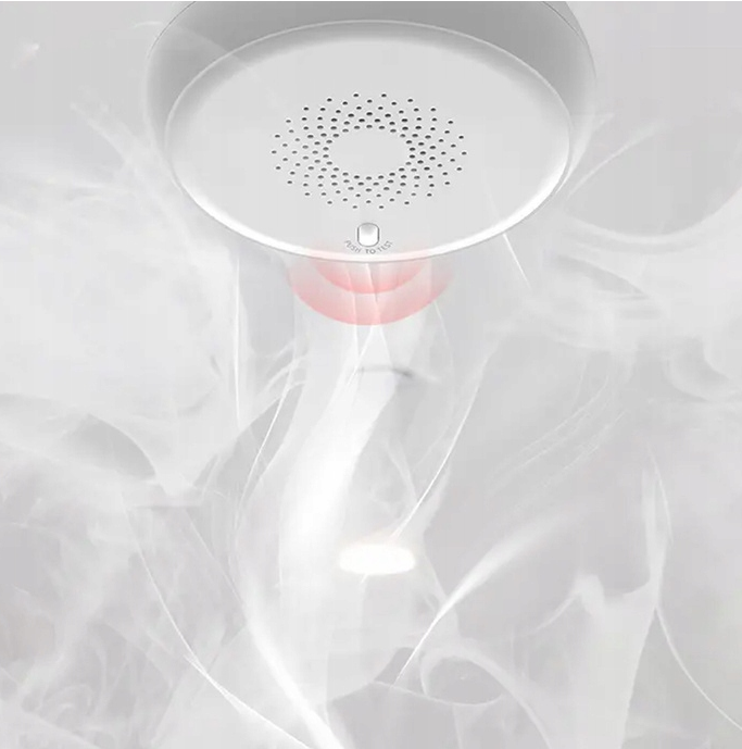 Biała czujka dymu jest zamontowana na suficie, z czerwonym światłem, otoczona abstrakcyjnym białym dymem.