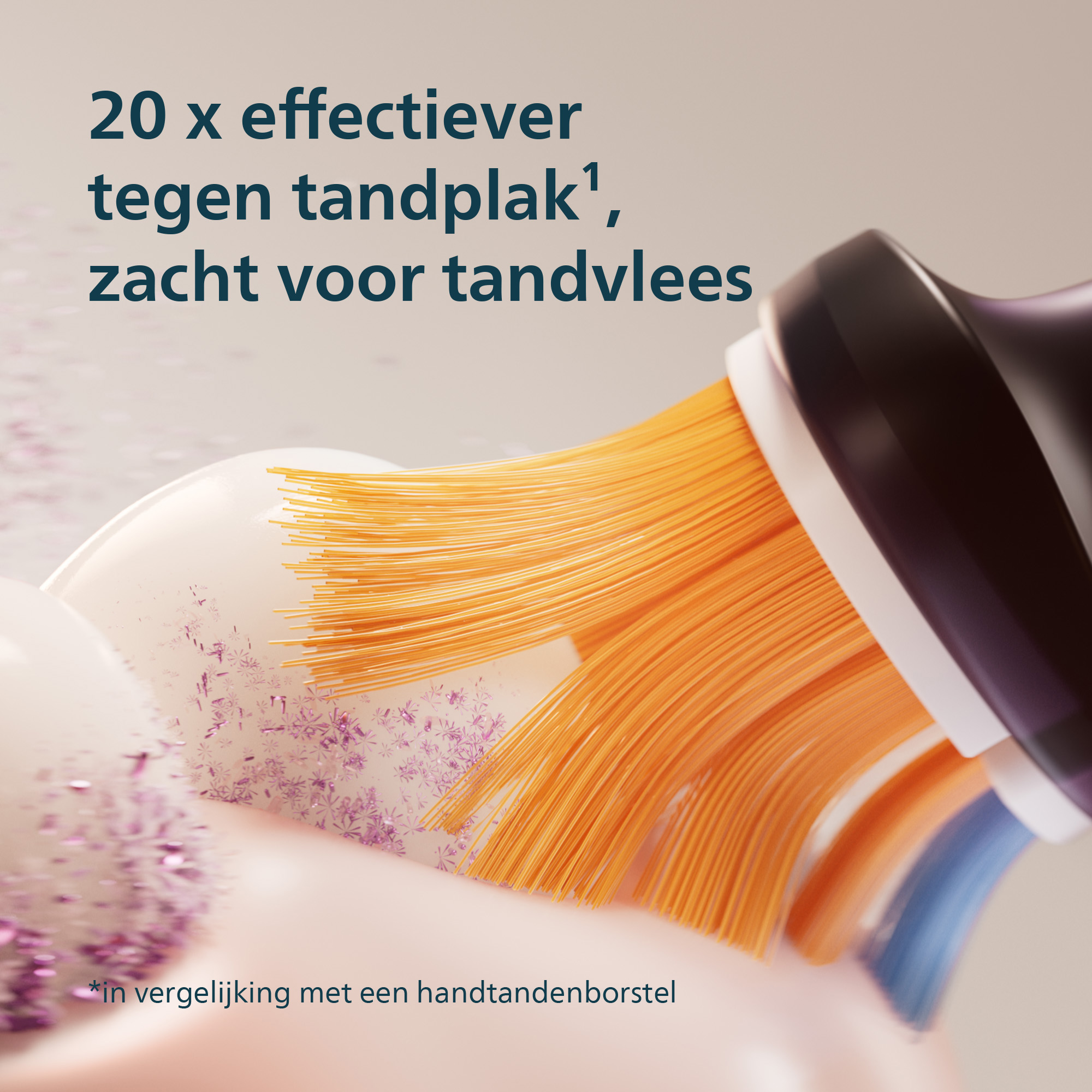 Close-up van een tandenborstel met oranje borstelharen. Tekst zegt dat het 20x effectiever is tegen tandplak.