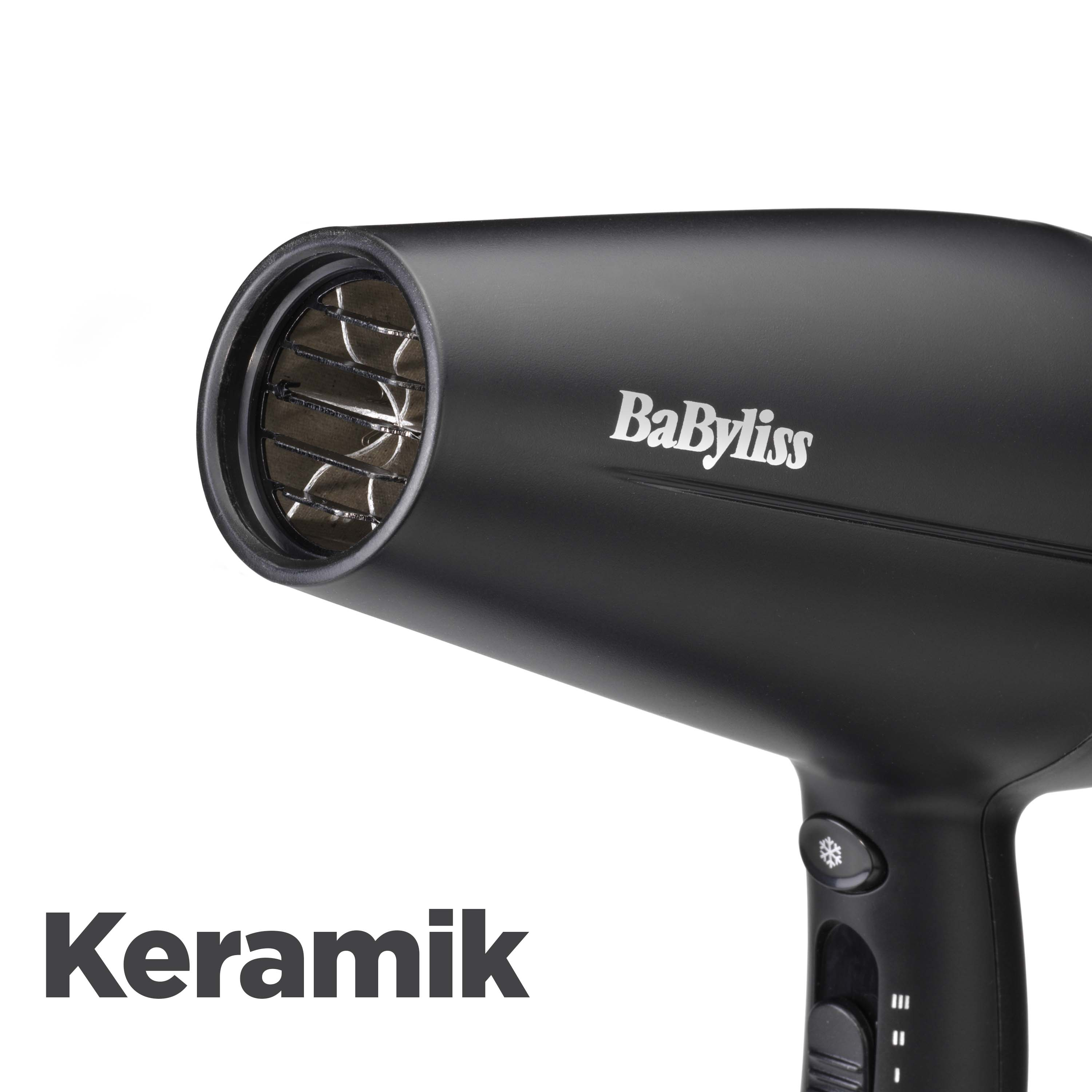 Schwarzer Haartrockner mit 'BaByliss'-Logo. Text 'Keramik' darunter. Weißer Hintergrund. Steuertasten sichtbar.