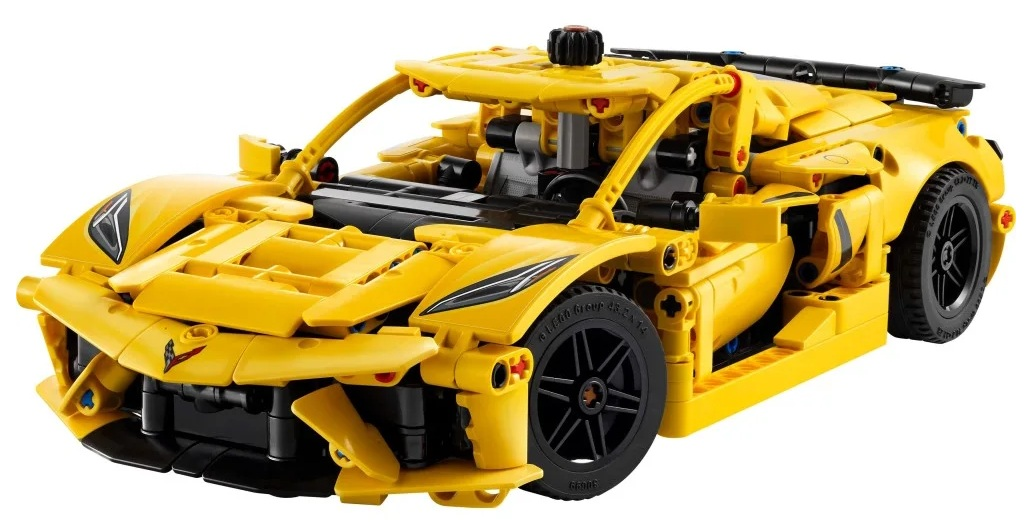 Żółty samochód sportowy Lego Technic. Czarne koła i detale. Samochód ma szczegółowy design i jest na białym tle.