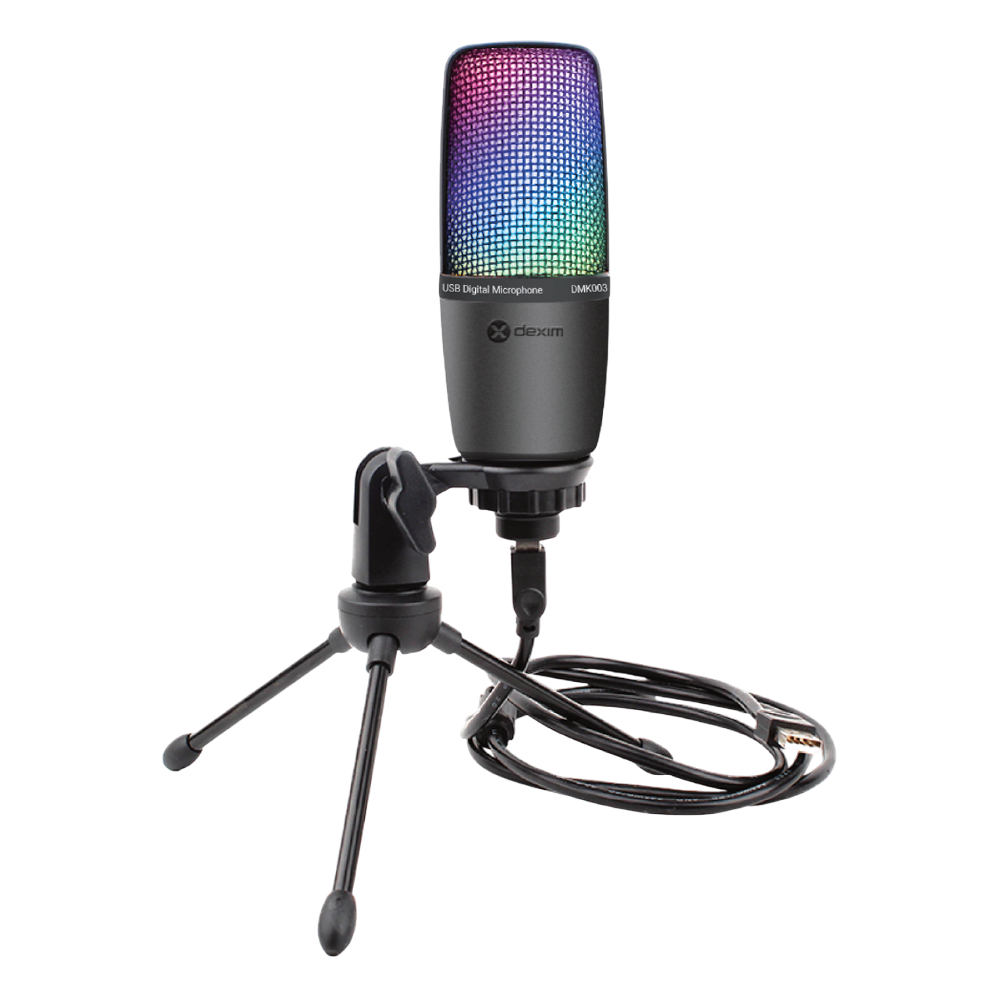 Renkli LED ızgaralı siyah bir USB mikrofon, küçük bir tripoda oturuyor. Bir USB kablosu mikrofona bağlanır.