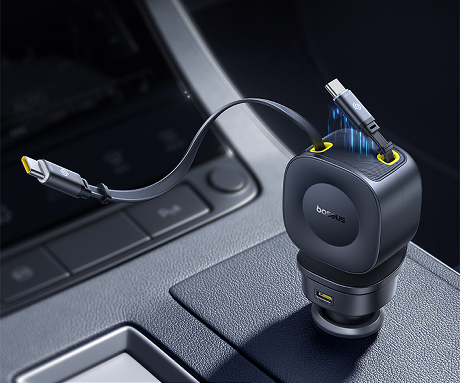 Un cargador de coche negro con dos puertos USB-C y un puerto USB-A. Los cables están conectados y el dispositivo está en la consola.