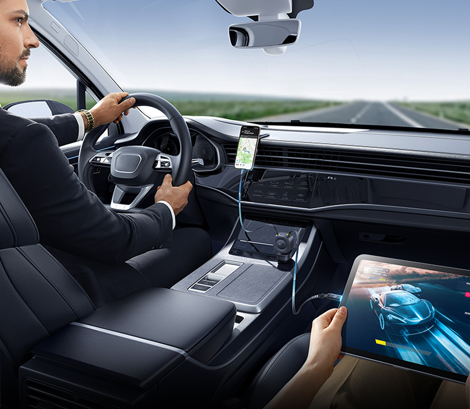 Hombre conduce un coche, usando teléfono con GPS y tableta con juego de carreras. Salpicadero y carretera visibles.