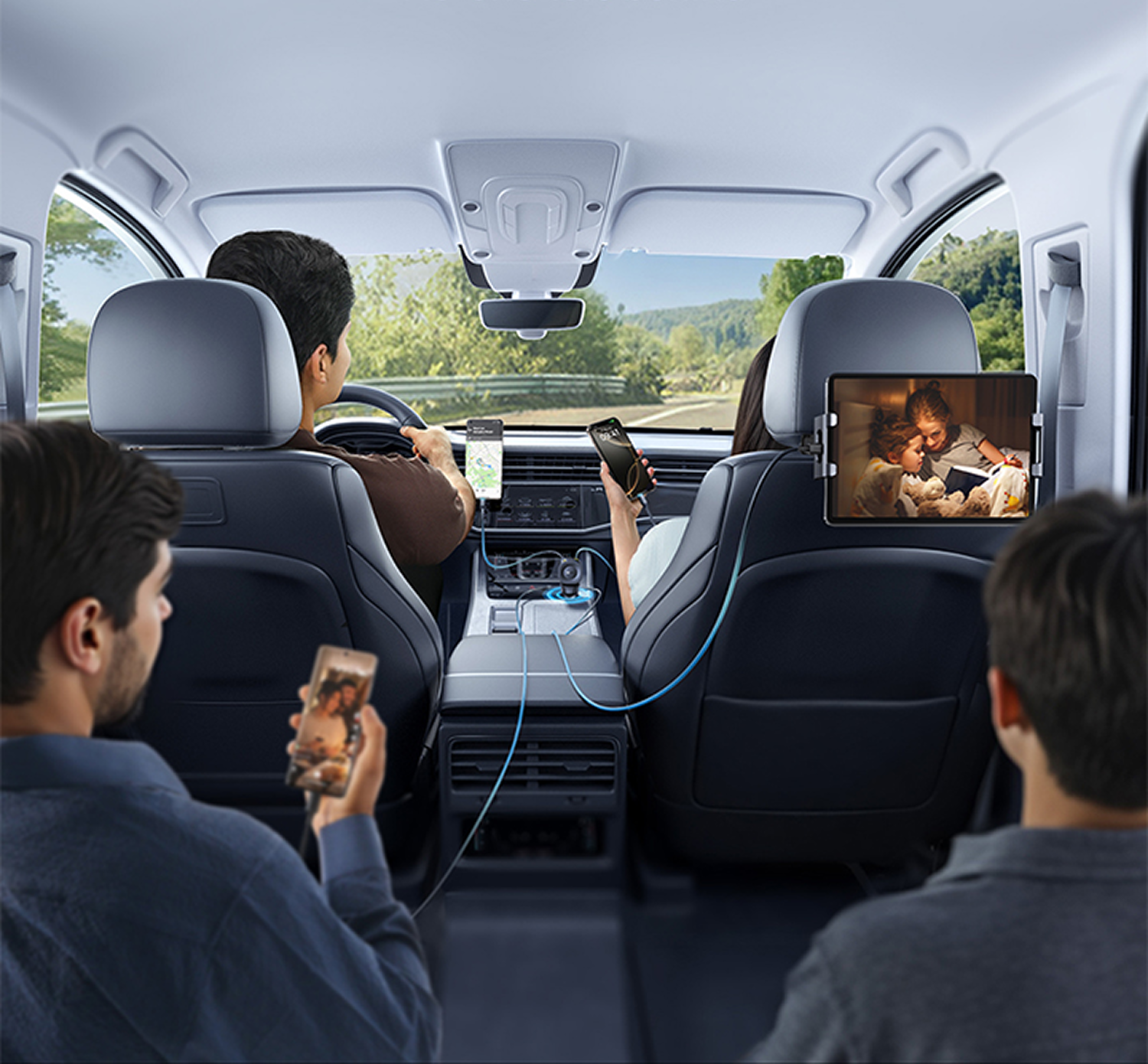 Dentro de un coche, la gente usa teléfonos y una tableta. El conductor sujeta el volante. Se ve un paisaje fuera de las ventanas.