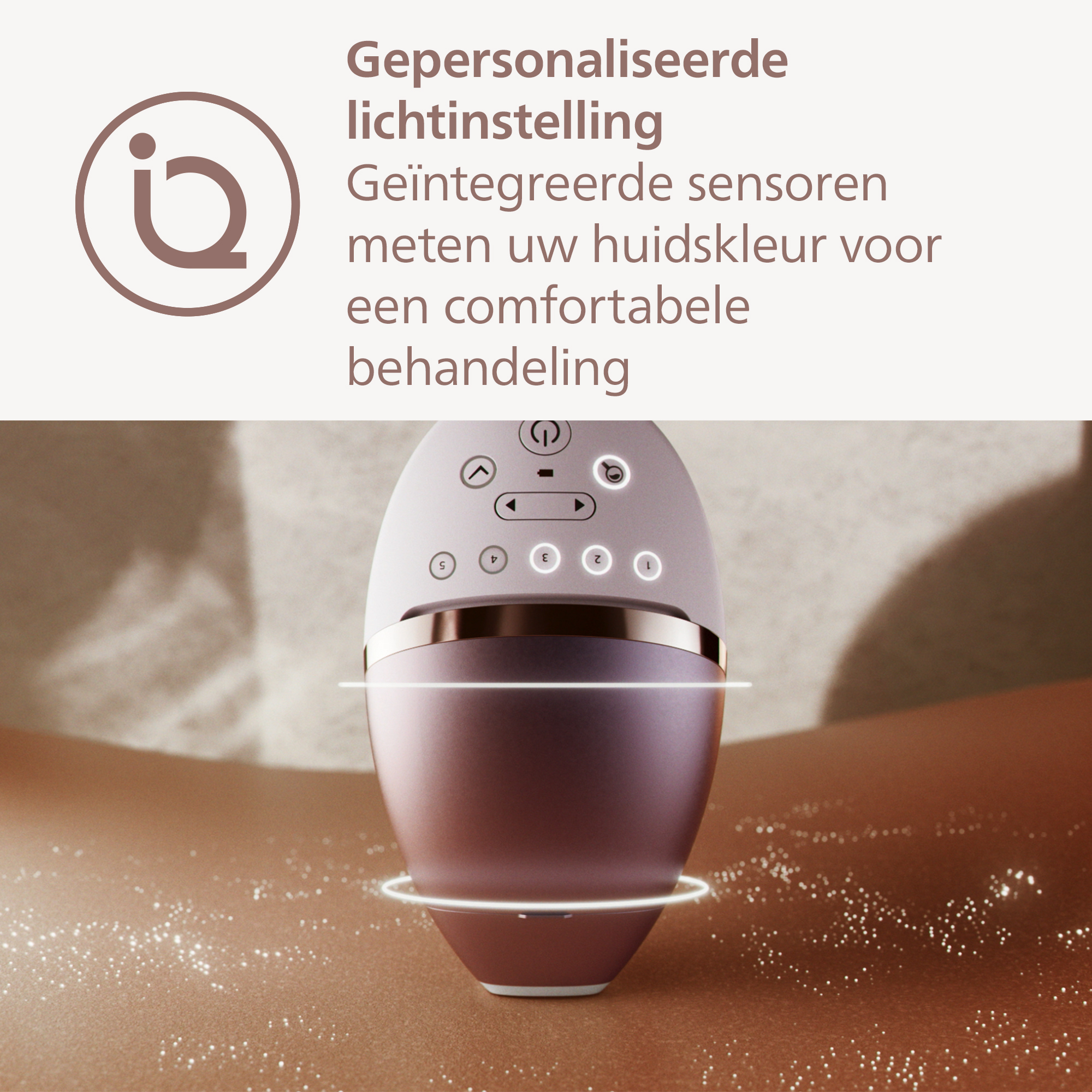 Device on skin, with light effects. Text in Dutch: Personalized light setting. Integrated sensors measure skin color for comfortable treatment.