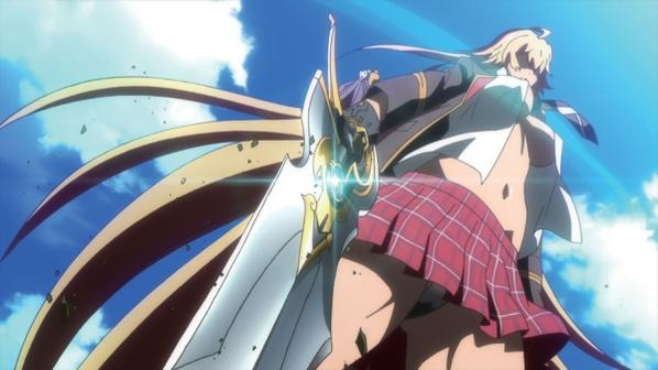 Anime-Mädchen mit langen blonden Haaren, das ein großes Schwert hält. Sie trägt einen karierten Rock und eine Jacke vor blauem Himmel.