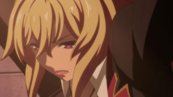 Anime-Illustration einer Frau mit blonden Haaren und lila Augen, die nach unten schaut. Sie trägt eine schwarze Jacke mit roten Details.