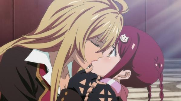 Animeszene von zwei Frauen, die sich küssen. Eine hat blondes Haar und ein schwarzes Outfit, die andere hat rotes Haar und ein rosa Outfit.
