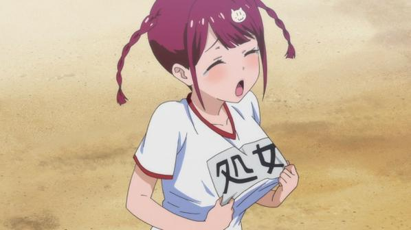 Anime-Mädchen mit pinkfarbenem Haar in Zöpfen, trägt ein weißes Hemd mit rotem Rand, hält die Vorderseite des Hemdes offen.