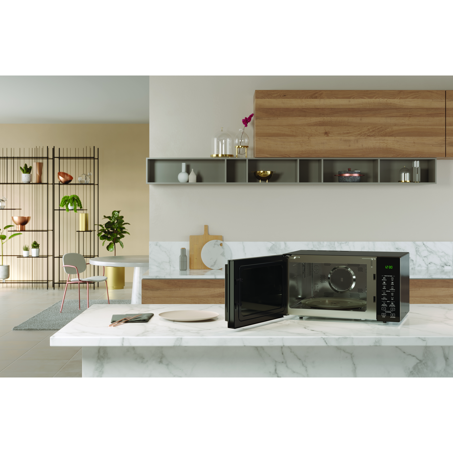 Een moderne keuken met een magnetron. De ovendeur staat open. Marmeren aanrecht met een bord en bestek.