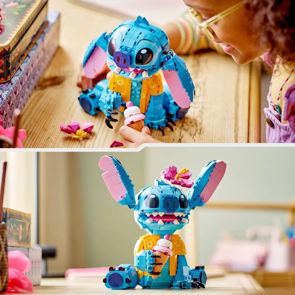 Figurka Lego Stitch jest trzymana przez osobę. Stitch jest niebieski z różowymi uszami, trzymający lody. Osoba uśmiecha się do zabawki.