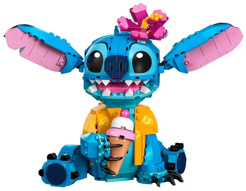 Figurka Lego Stitch, niebieska z różowymi akcentami, trzymająca rożek lodowy. Ma duże uszy i żółtą koszulę.
