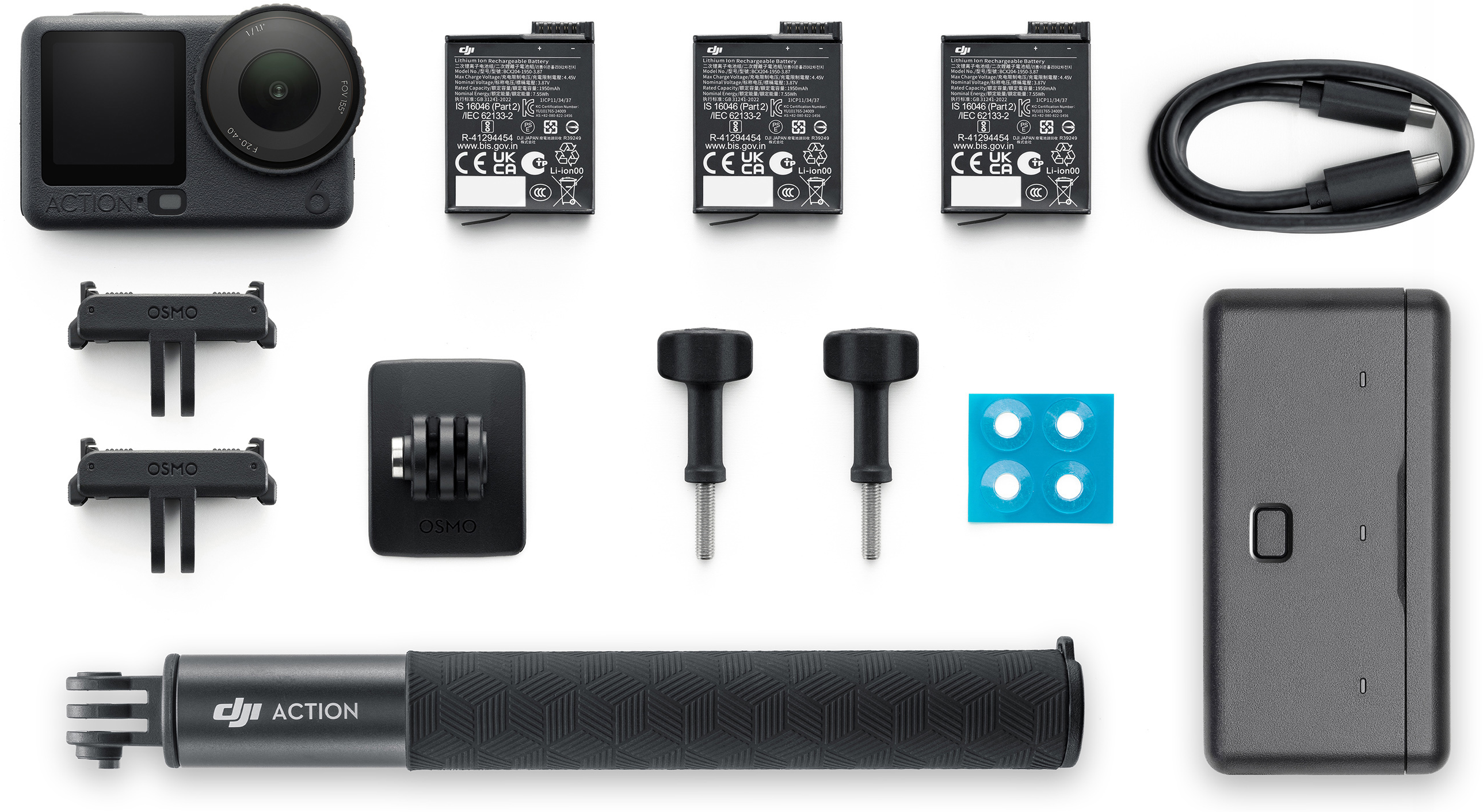 DJI Action kamera tartozékokkal: akkumulátorok, tartók, töltőkábel és markolat.