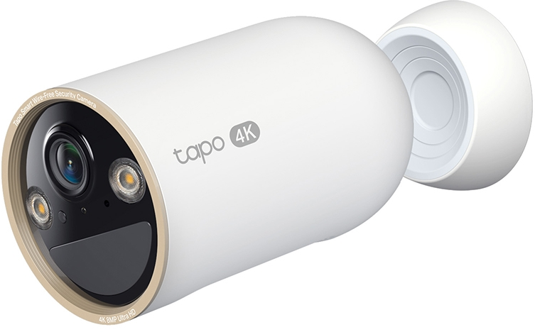 Una telecamera di sicurezza Tapo 4K bianca con una cornice dorata attorno all'obiettivo, con due luci e il logo Tapo.