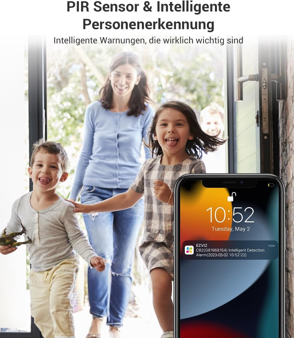 Una famiglia di tre persone entra felicemente in una casa. Un telefono mostra una notifica di allarme. Il testo in alto dice 'PIR Sensor & Intelligent Personenerkennung'.