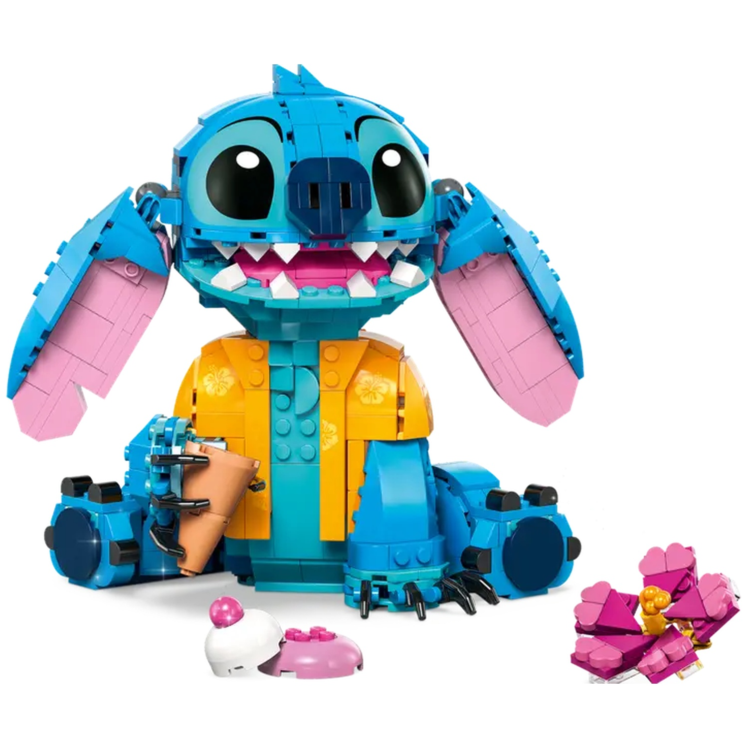 Een Lego Stitch-figuur, blauwe body, roze oren, gele shirt, met een kegel. Roze bloemen en ijs.