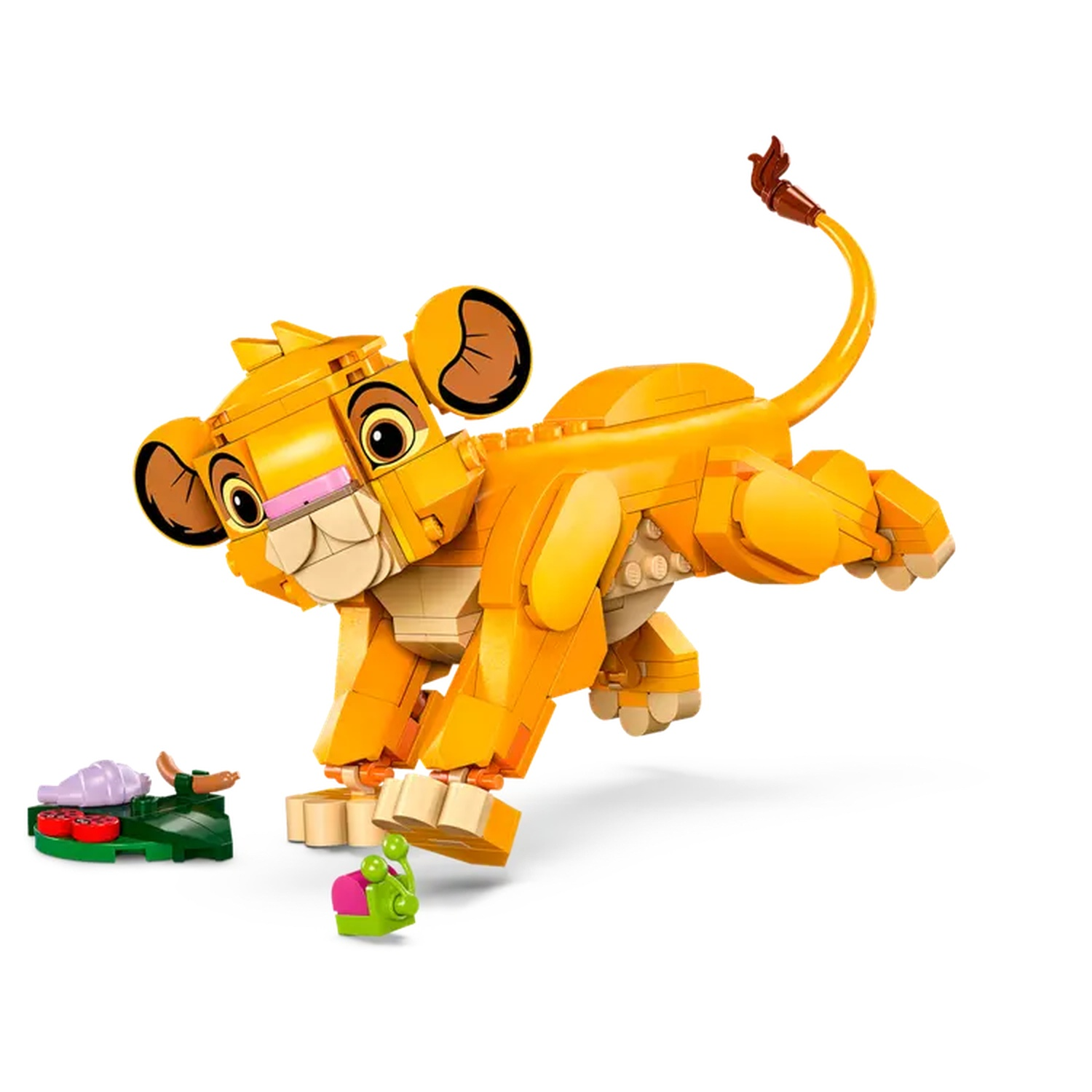 Une figurine Lego Simba en plein saut. Elle est jaune avec des accents beiges. Un petit escargot vert et un petit aliment sont au sol.