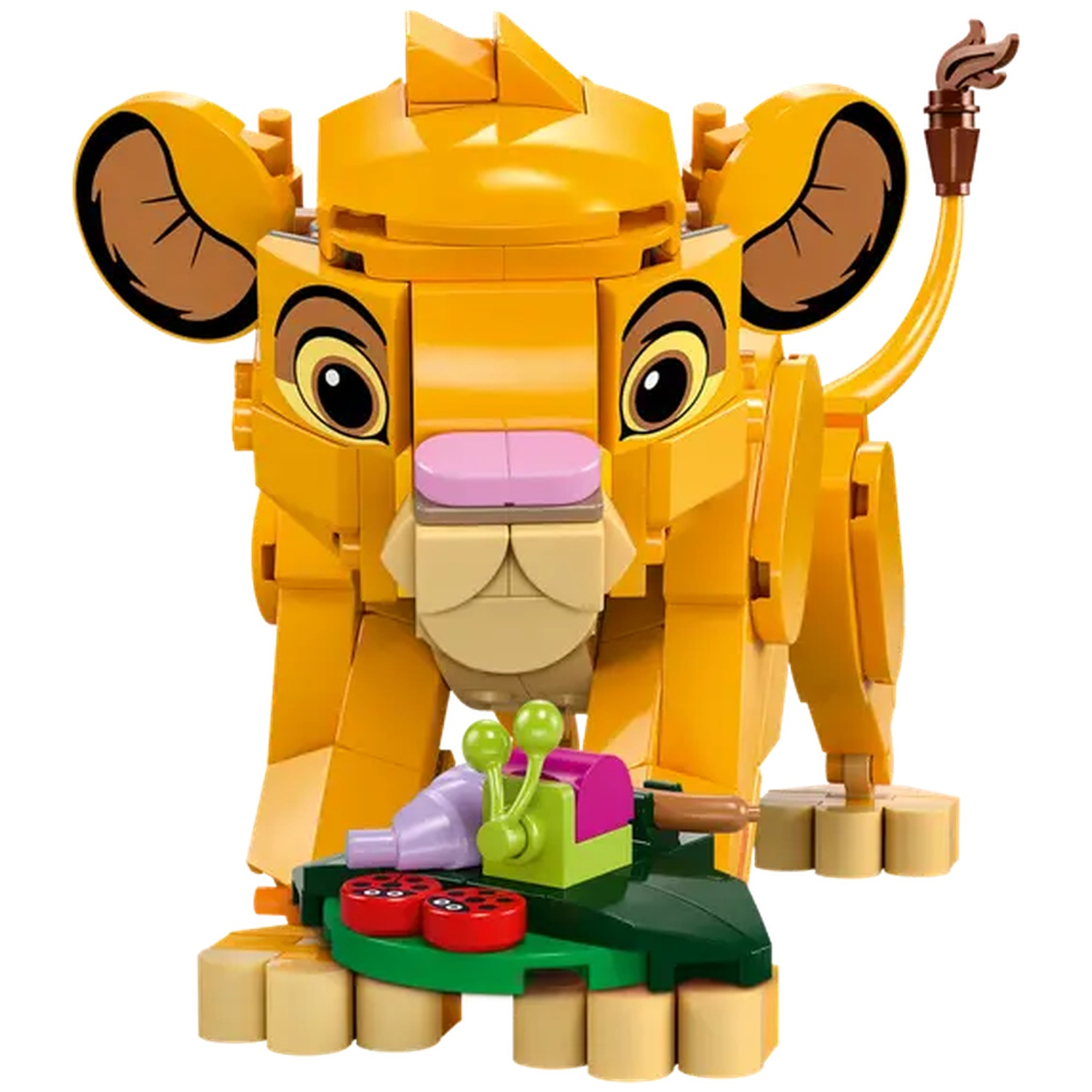 Une figurine Lego Simba avec un nez rose, un corps jaune et des oreilles marron. Elle se tient devant une feuille verte avec des coccinelles rouges.
