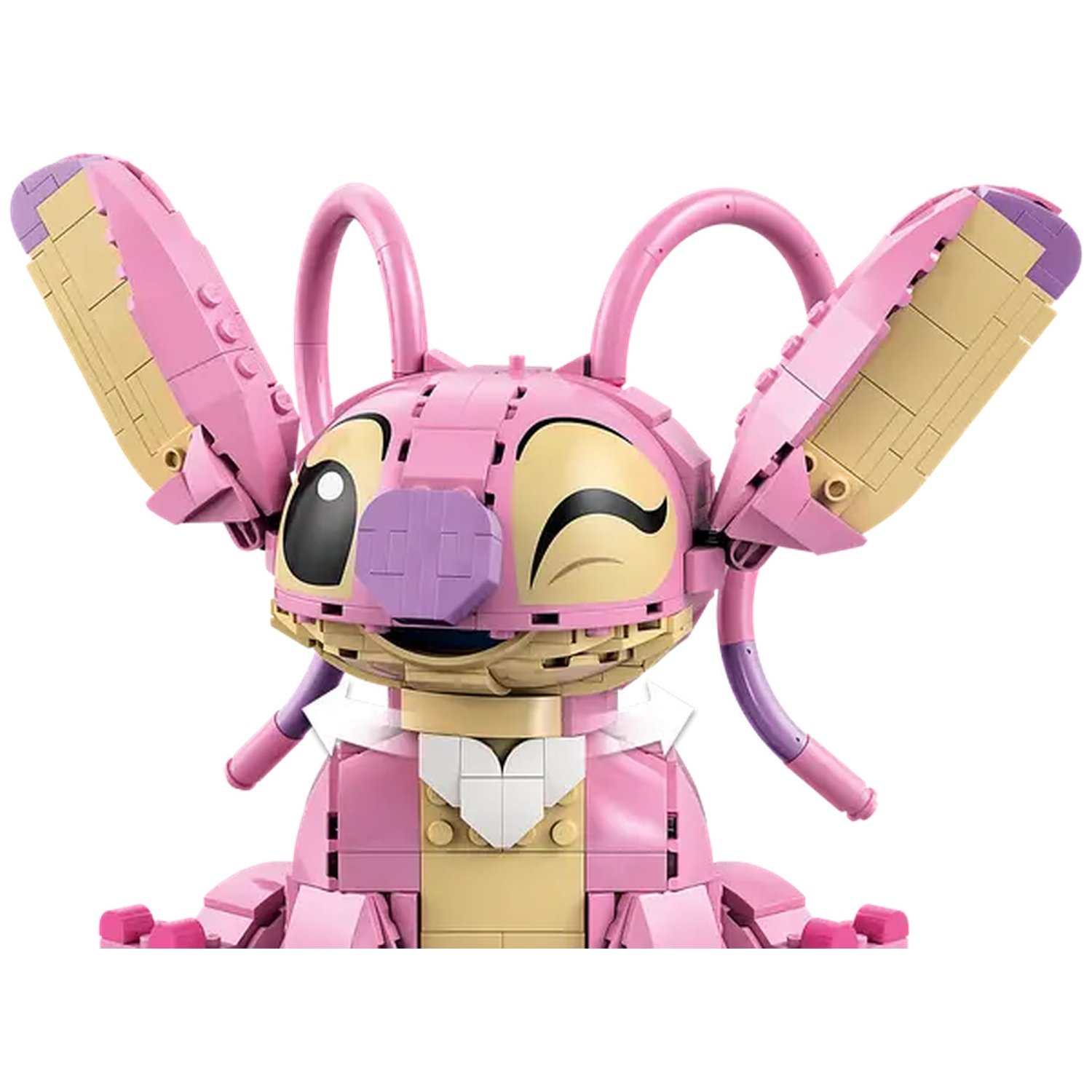 Een roze Lego-achtig figuur van een personage, knipogend met een paarse tong. Het heeft grote oren en een witte kraag.