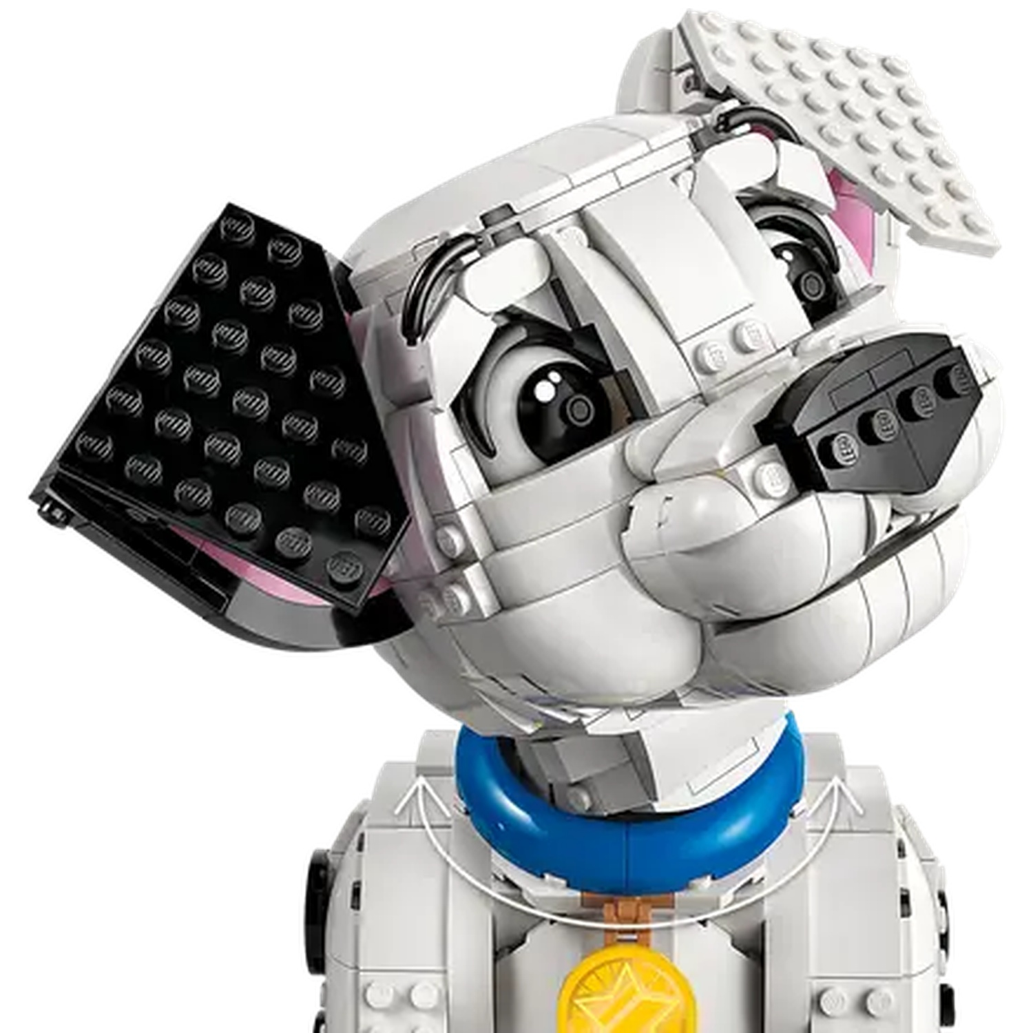 Een Lego Dalmatische hondenkop en borst. Het heeft zwarte oren, een zwarte neus en een blauwe kraag. De hond is gemaakt van witte Lego stenen.