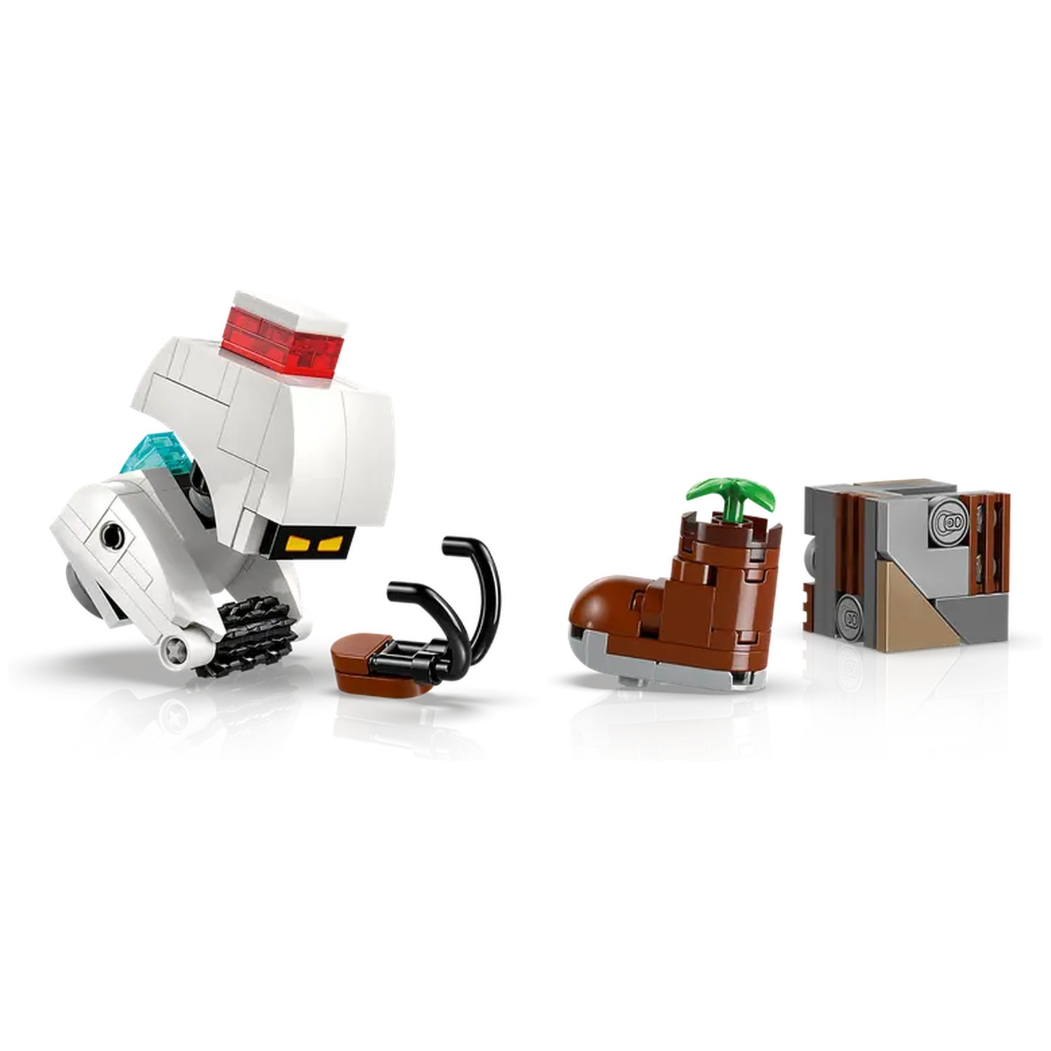 Un robot Lego blanc, une arme marron, une botte Lego marron avec une plante verte et une boîte grise sur une surface blanche.