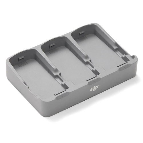 Szara stacja ładująca DJI dla wielu baterii, z trzema gniazdami. Logo DJI jest widoczne z przodu.