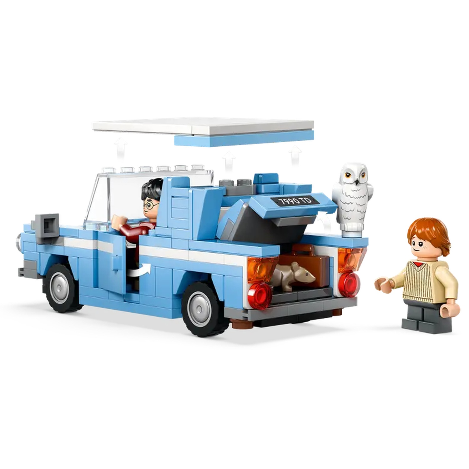 Une voiture Lego avec des figurines de Harry Potter et Ron. Un hibou et un rat sont également présents. La voiture est bleue et blanche.
