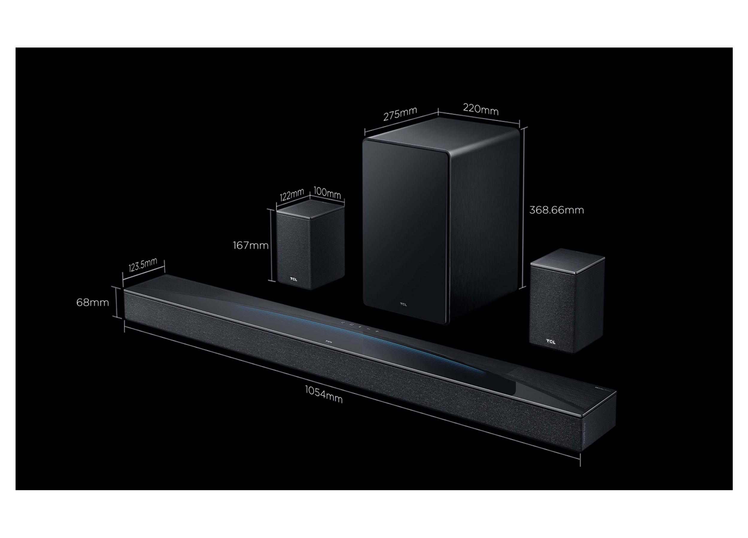 Ein schwarzer Soundbar, Subwoofer und zwei Lautsprecher. Abmessungen werden angezeigt. Marke ist TCL.