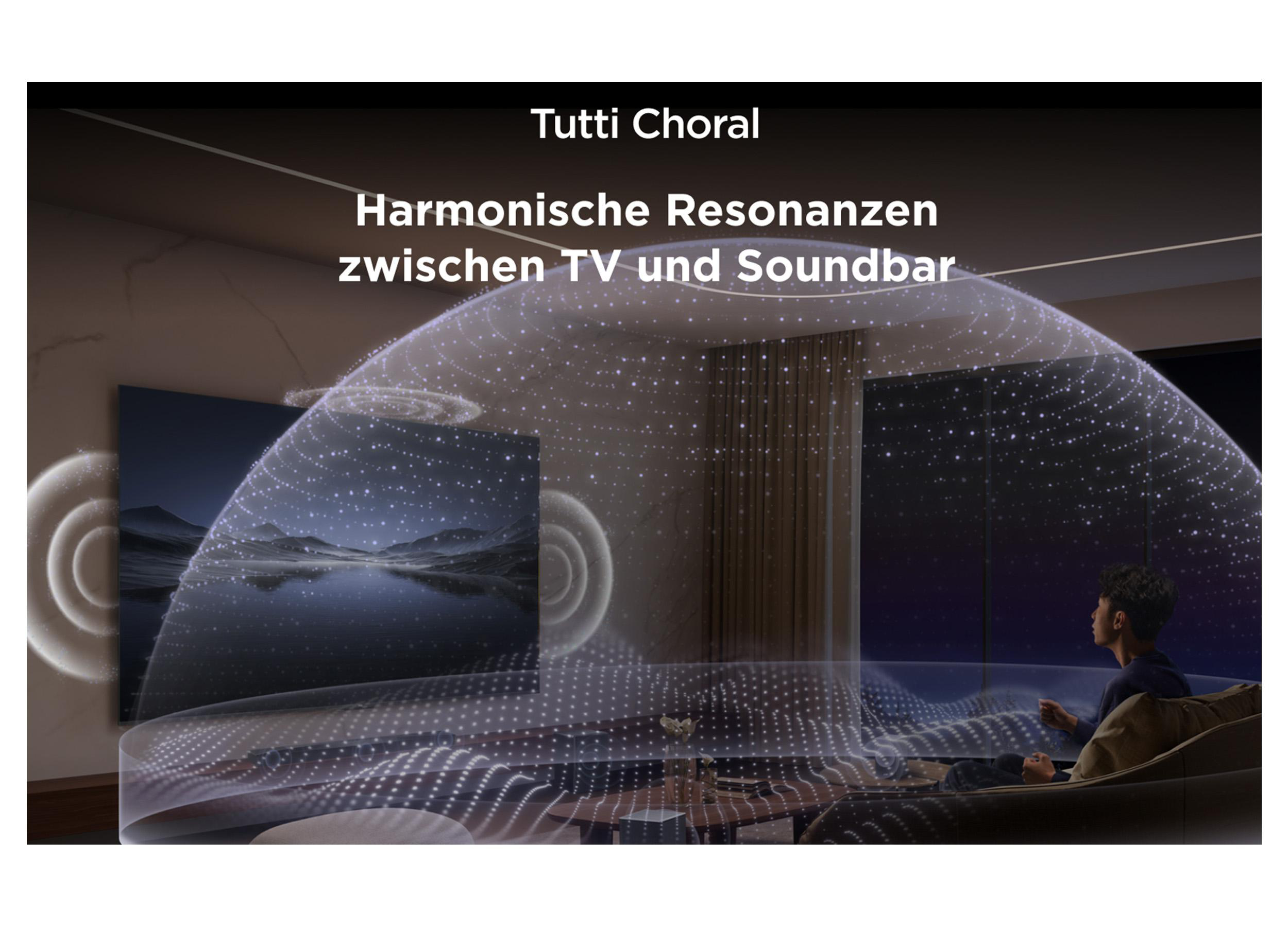 Das Bild zeigt ein Wohnzimmer mit Fernseher und einer Person auf dem Sofa. Text-Overlay: Tutti Choral.