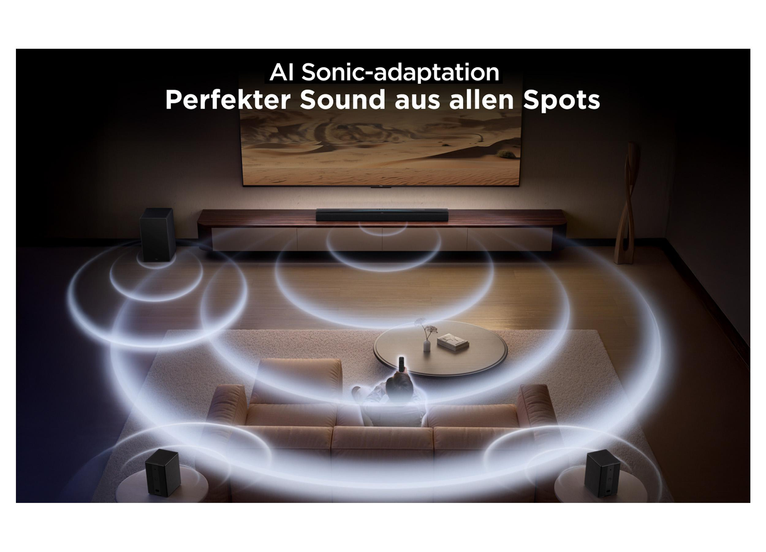Wohnzimmerszene mit Lautsprechern, TV, Schallwellen und einer Person auf einem Sofa. Text: AI Sonic-adaptation.