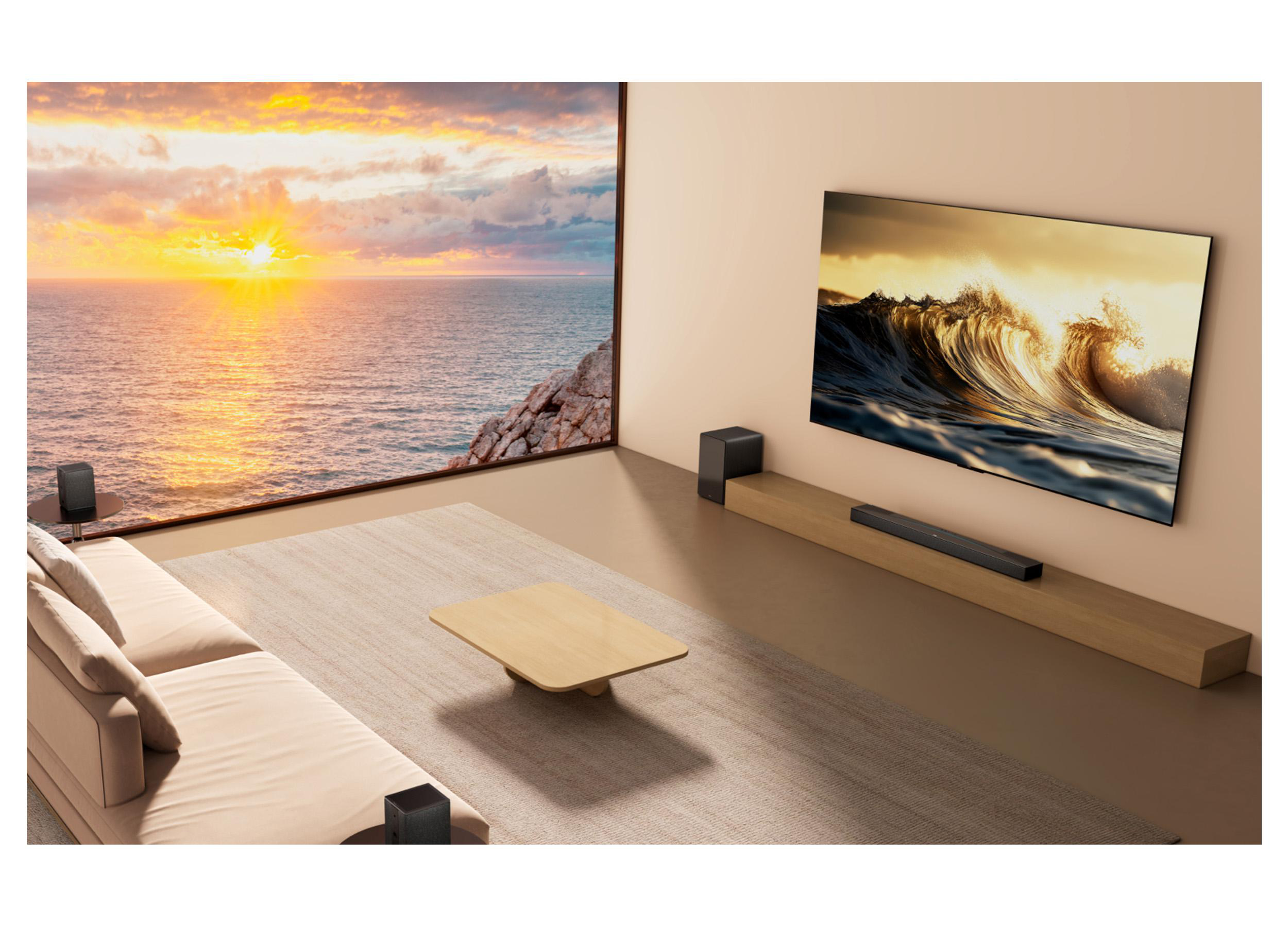 Wohnzimmer mit Meerblick. Fernseher zeigt Welle. Beige Sofa, Teppich und Holztisch. Lautsprecher und Soundbar vorhanden.