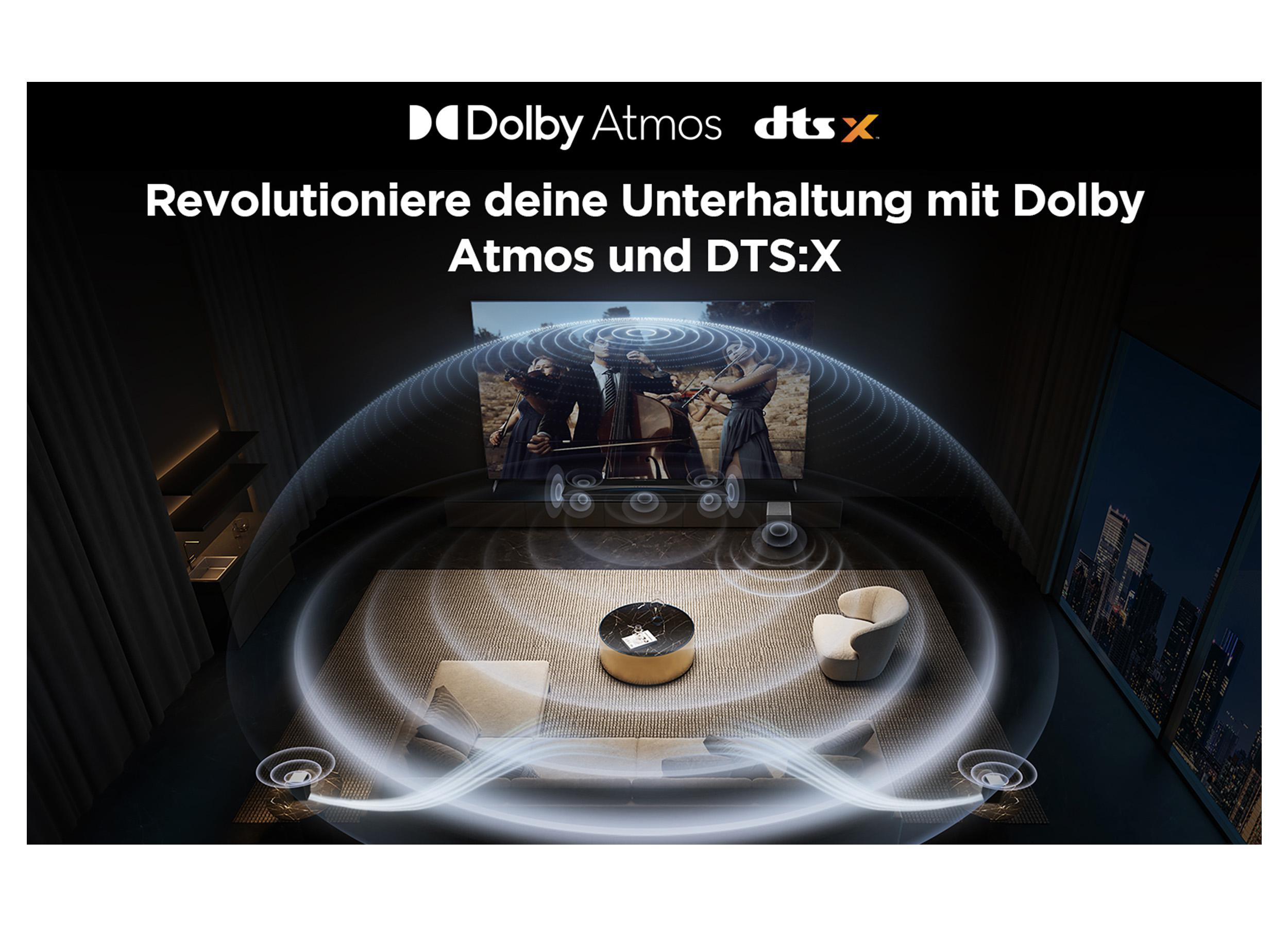 Wohnzimmer mit Dolby Atmos und DTS:X. Ein Bildschirm zeigt Musiker. Ein Sofa, ein Stuhl und ein Couchtisch sind im Raum.