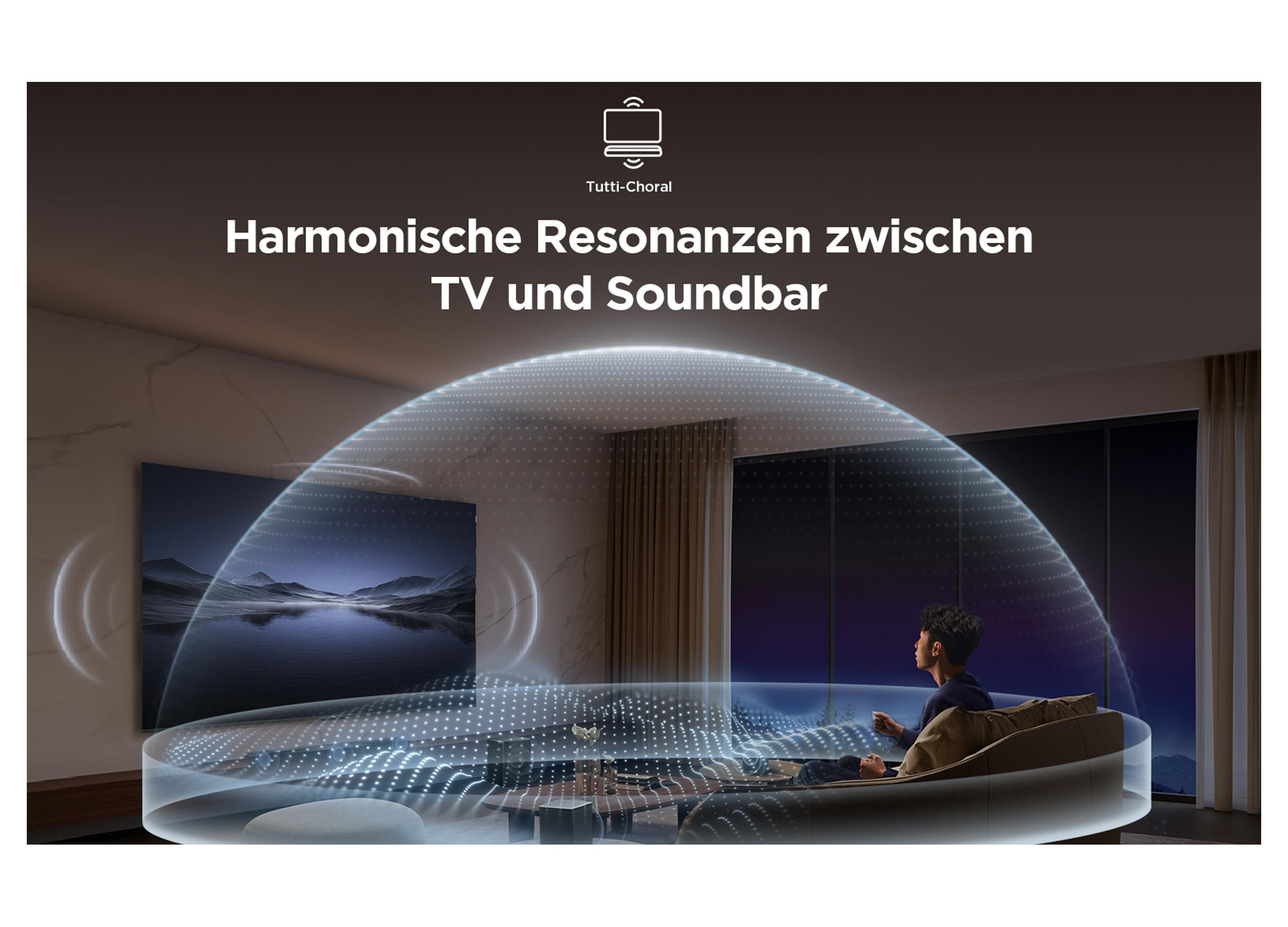 Ein Mann sitzt auf einer Couch und schaut fern. Das Bild zeigt Schallwellen und Text: 'Harmonische Resonanzen zwischen TV und Soundbar'.