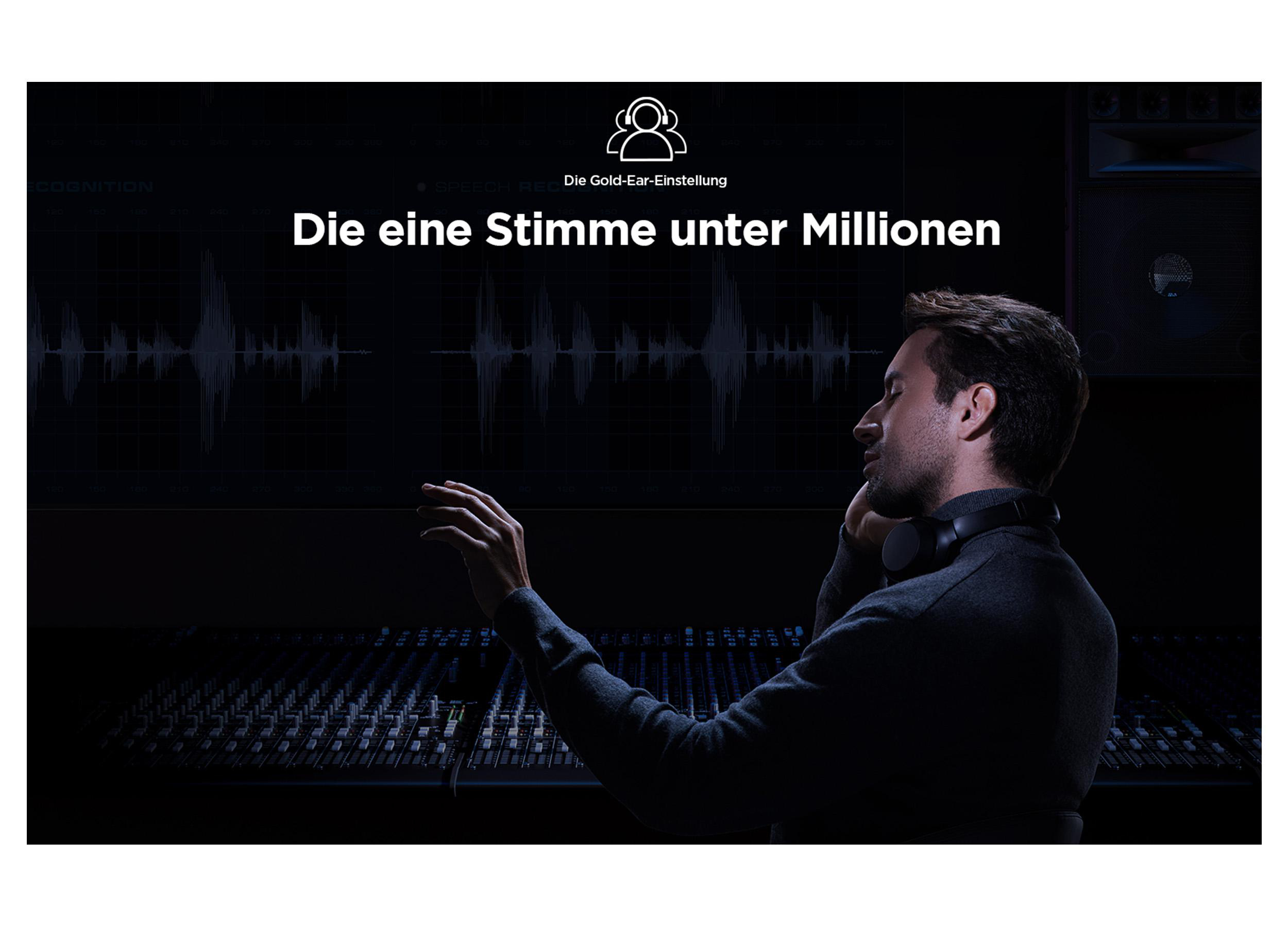 Mann im Studio mit Kopfhörern. Text lautet 'Die eine Stimme unter Millionen'. Schallwellengrafik wird angezeigt.