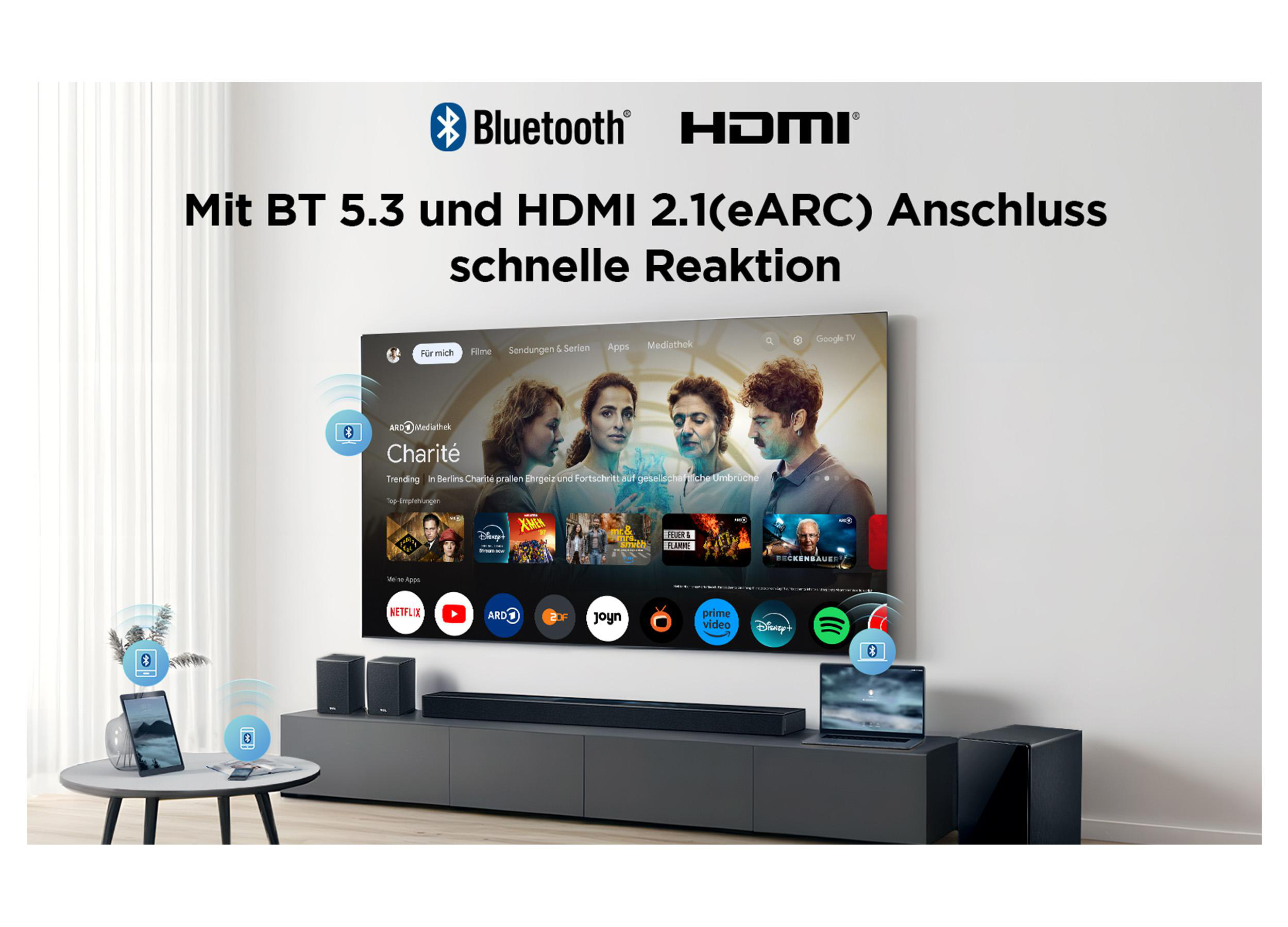 TV-Bildschirm mit einer Sendung, verbunden mit Lautsprechern, Laptop, Tablet und Telefon, mit Bluetooth- und HDMI-Logos.