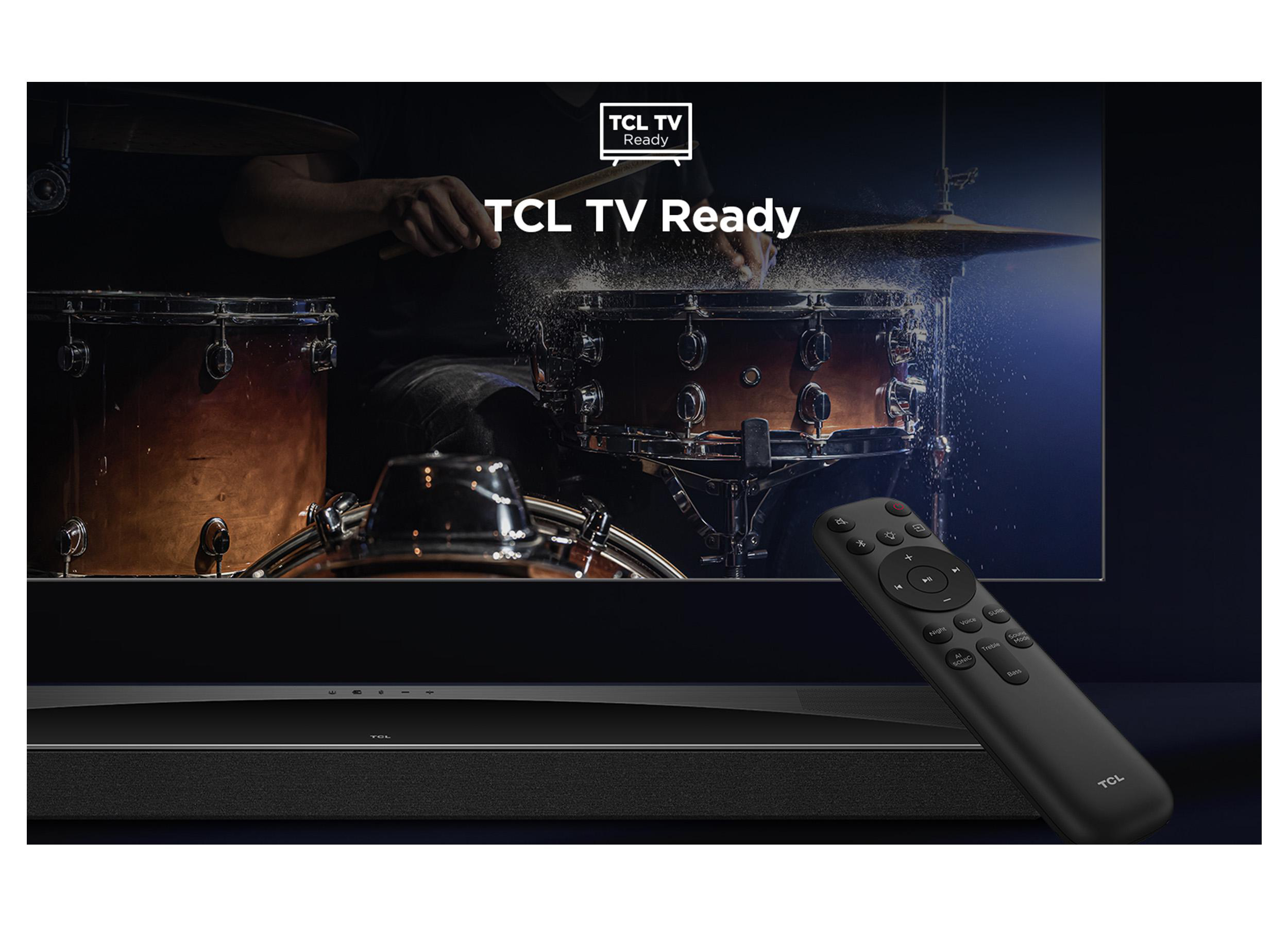 Ein Fernsehbildschirm zeigt ein Schlagzeug. Eine Fernbedienung ist im Vordergrund. Das Logo 'TCL TV Ready' ist auf dem Bildschirm.