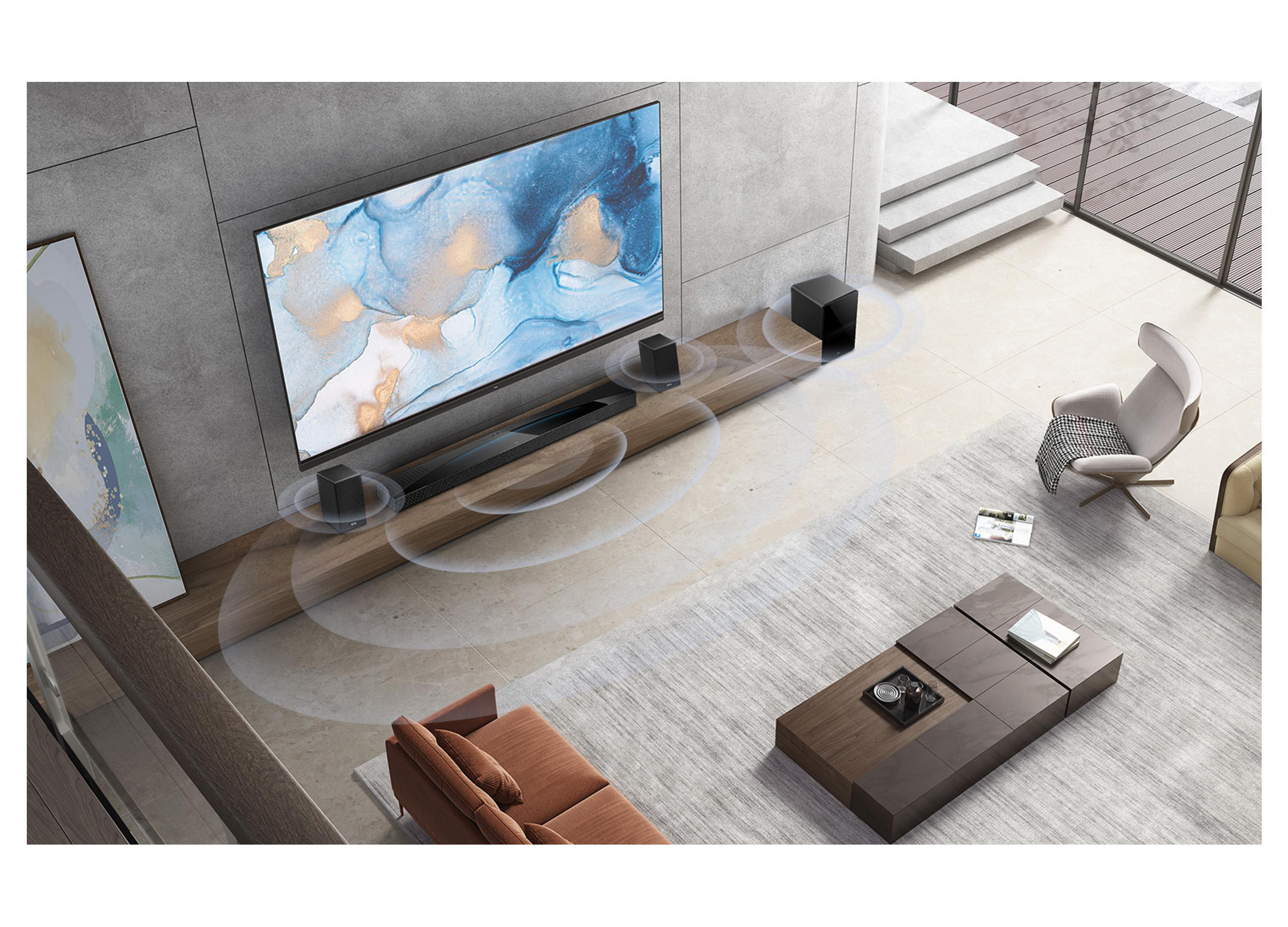 Wohnzimmer mit Fernseher, Soundbar, Lautsprechern, Sofa, Couchtisch, Teppich und Sessel. Schallwellen werden angezeigt.