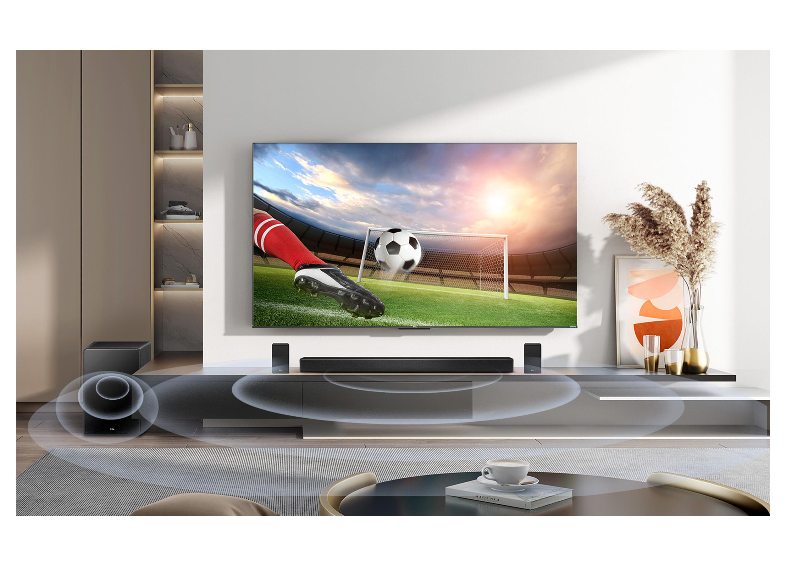 Fernseher mit Fußballspiel. Soundbar und Lautsprecher darunter. Abstrakte Kunst und Dekoration im Hintergrund, ein modernes Wohnzimmer.