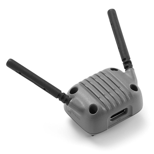 Szare urządzenie z dwiema czarnymi antenami rozciągającymi się do góry. Ma port USB i kilka otworów. Tło jest białe.