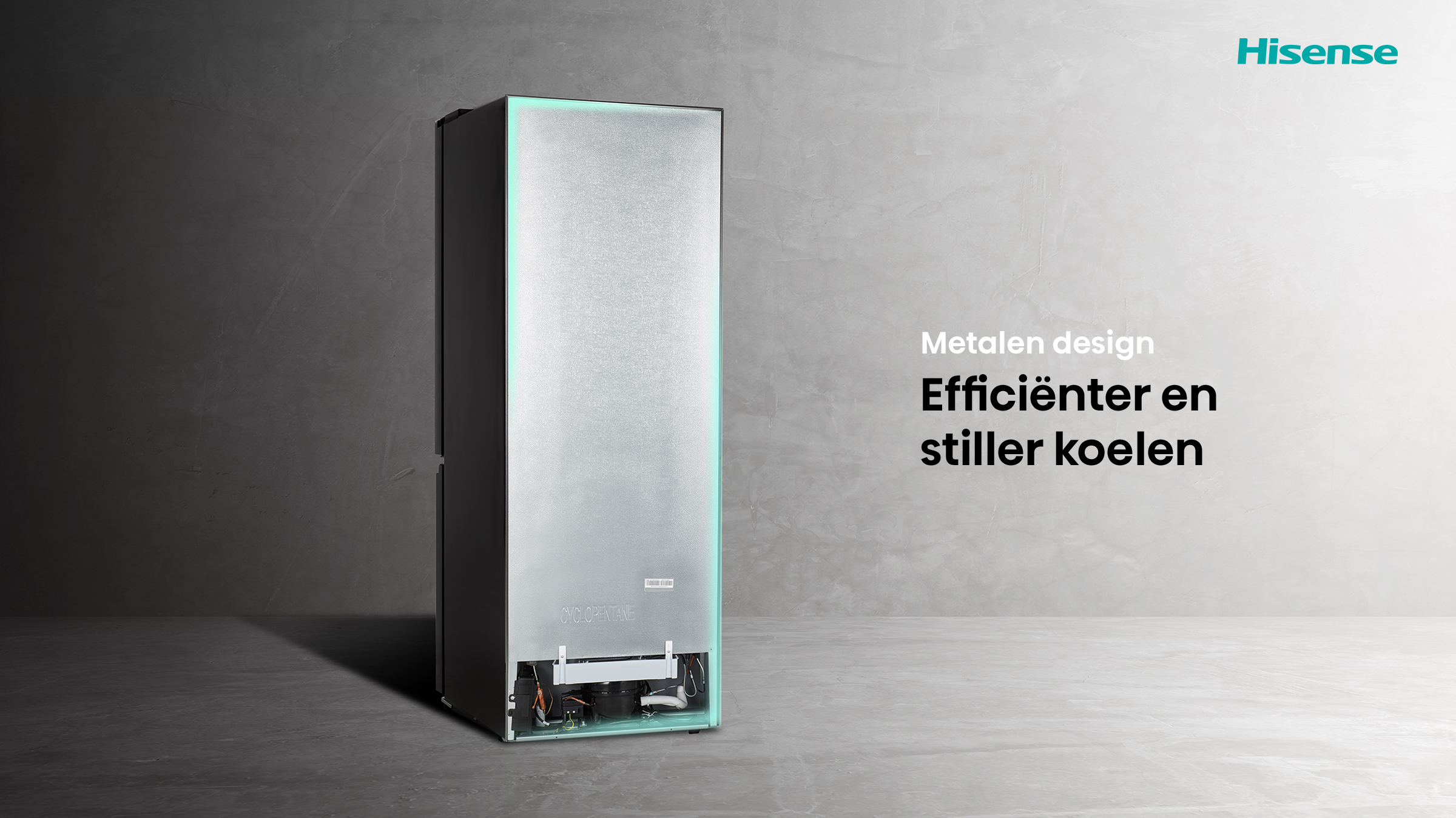 The back of a refrigerator against a gray wall. Text reads, 'Metalen design. Efficiënter en stiller koelen.' Hisense logo.